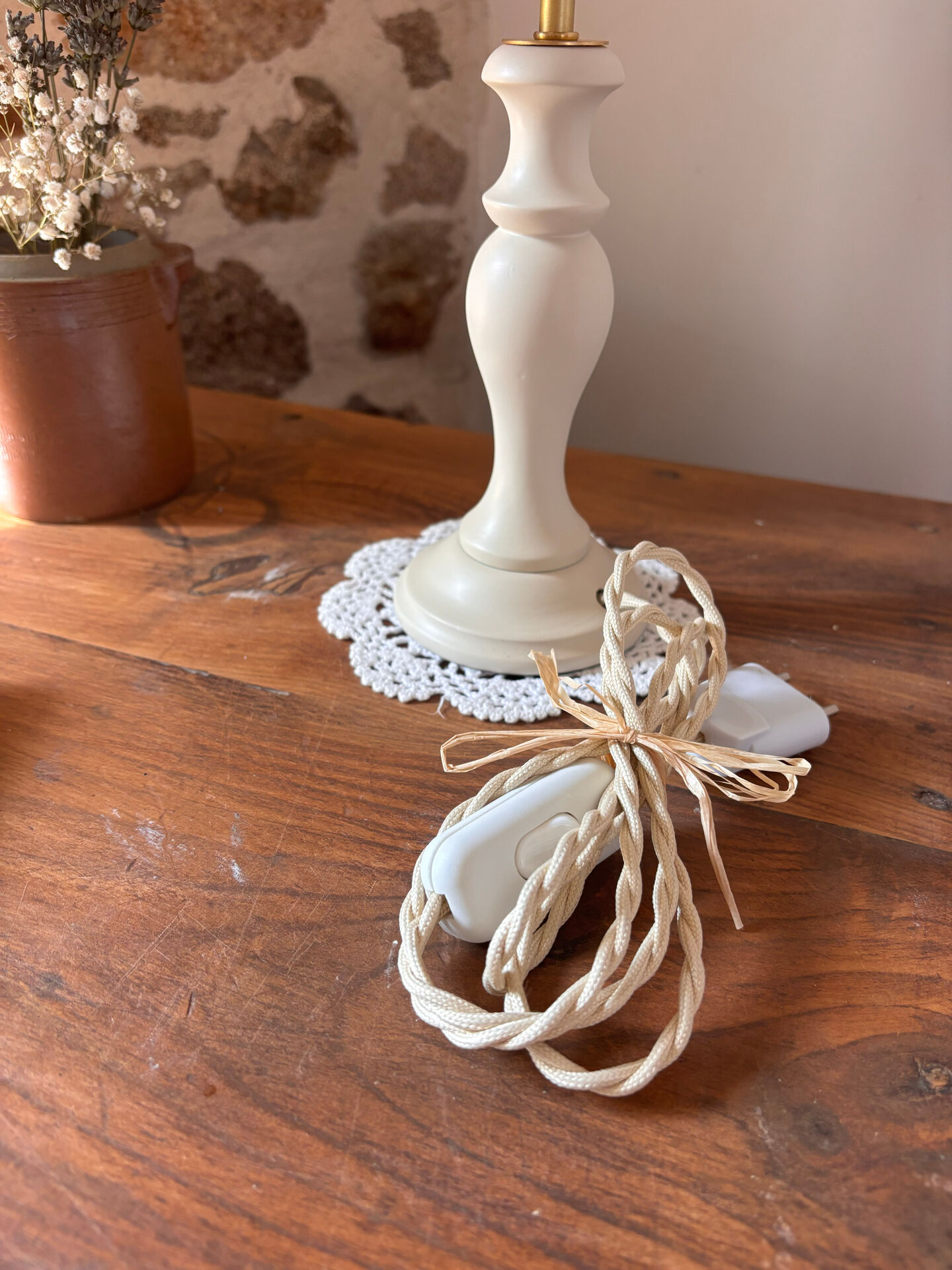 Lampe vintage rénovée – abat-jour fleuri fait main