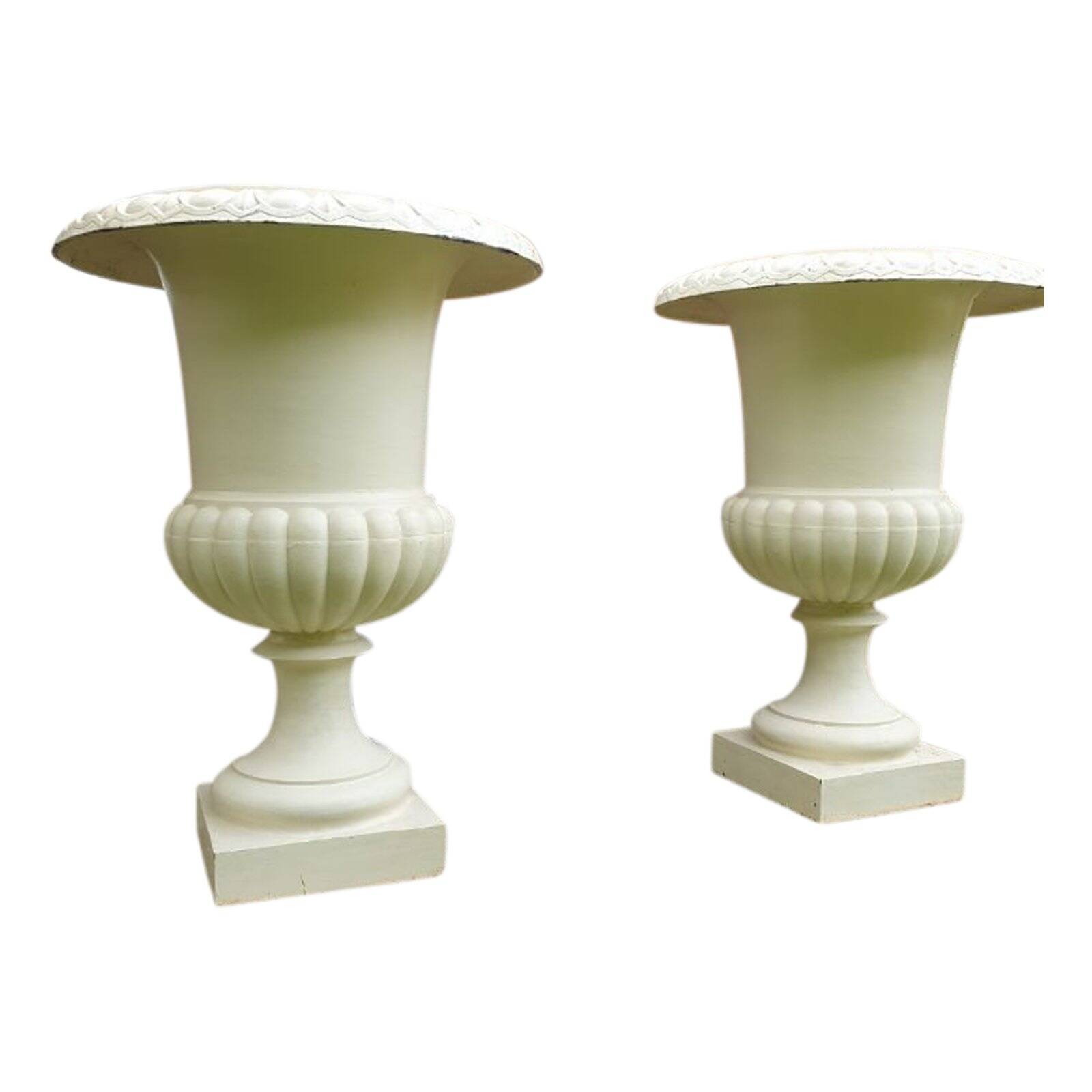 Médicis vases in cast iron