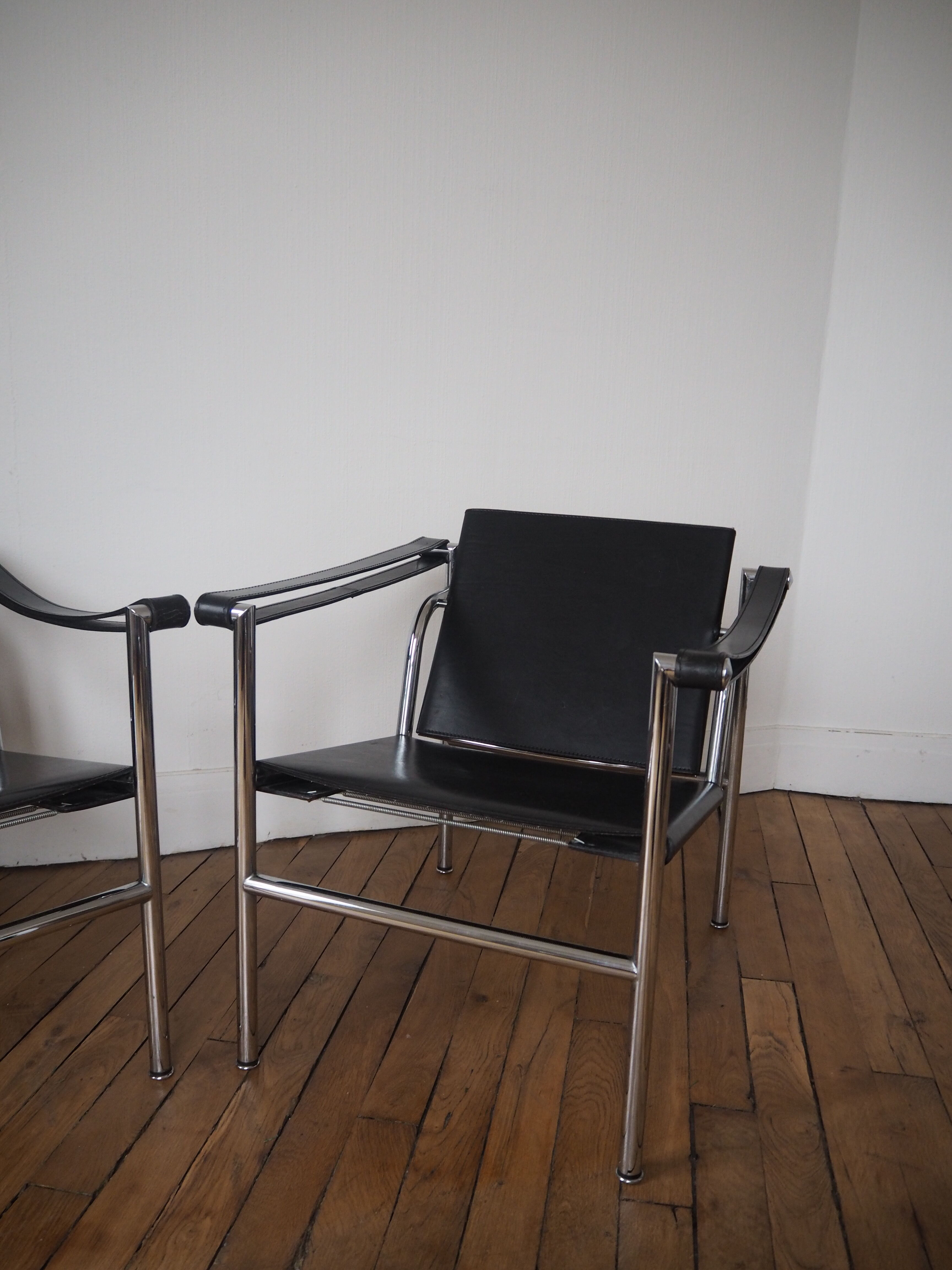 Paire de fauteuils LC1 par Le Corbusier