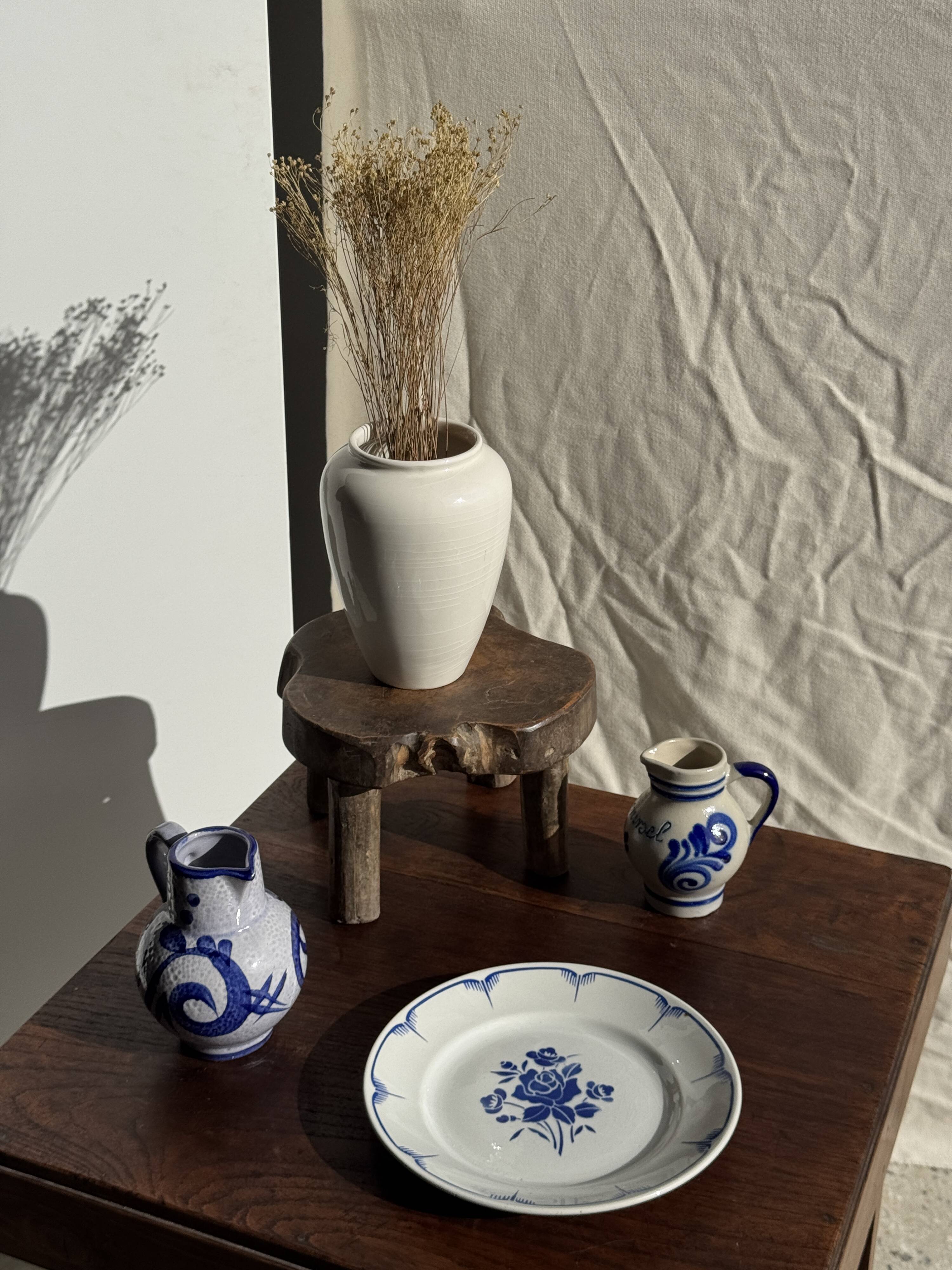 Decorative plate with blue flower pattern D25