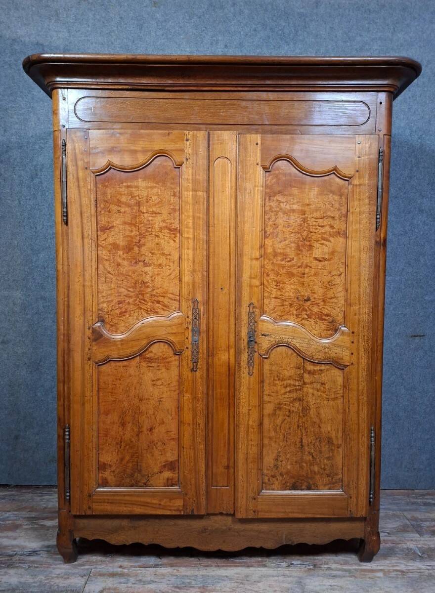 Louis XV wardrobe in solid walnut, 18th century.