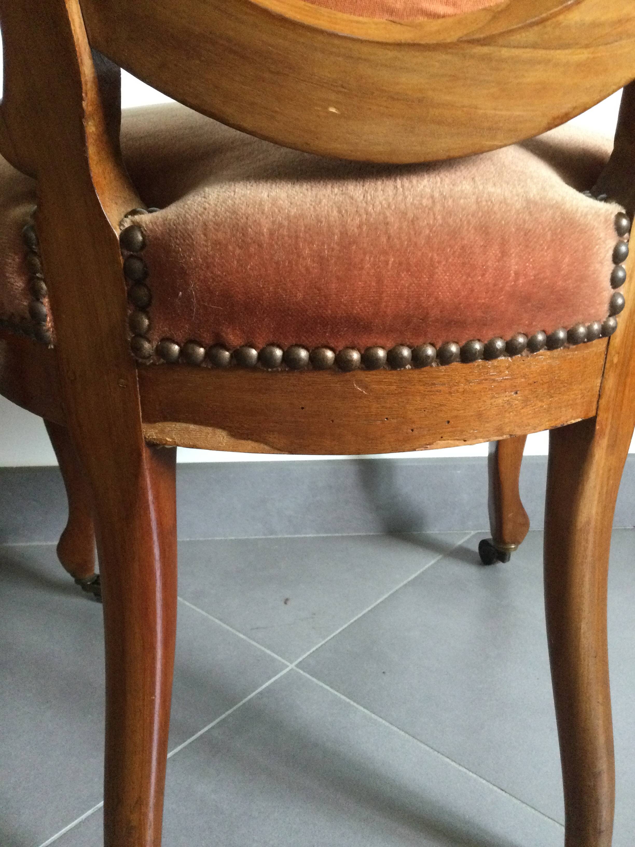 Paire de chaises médaillon style Louis Philippe en velours rose
