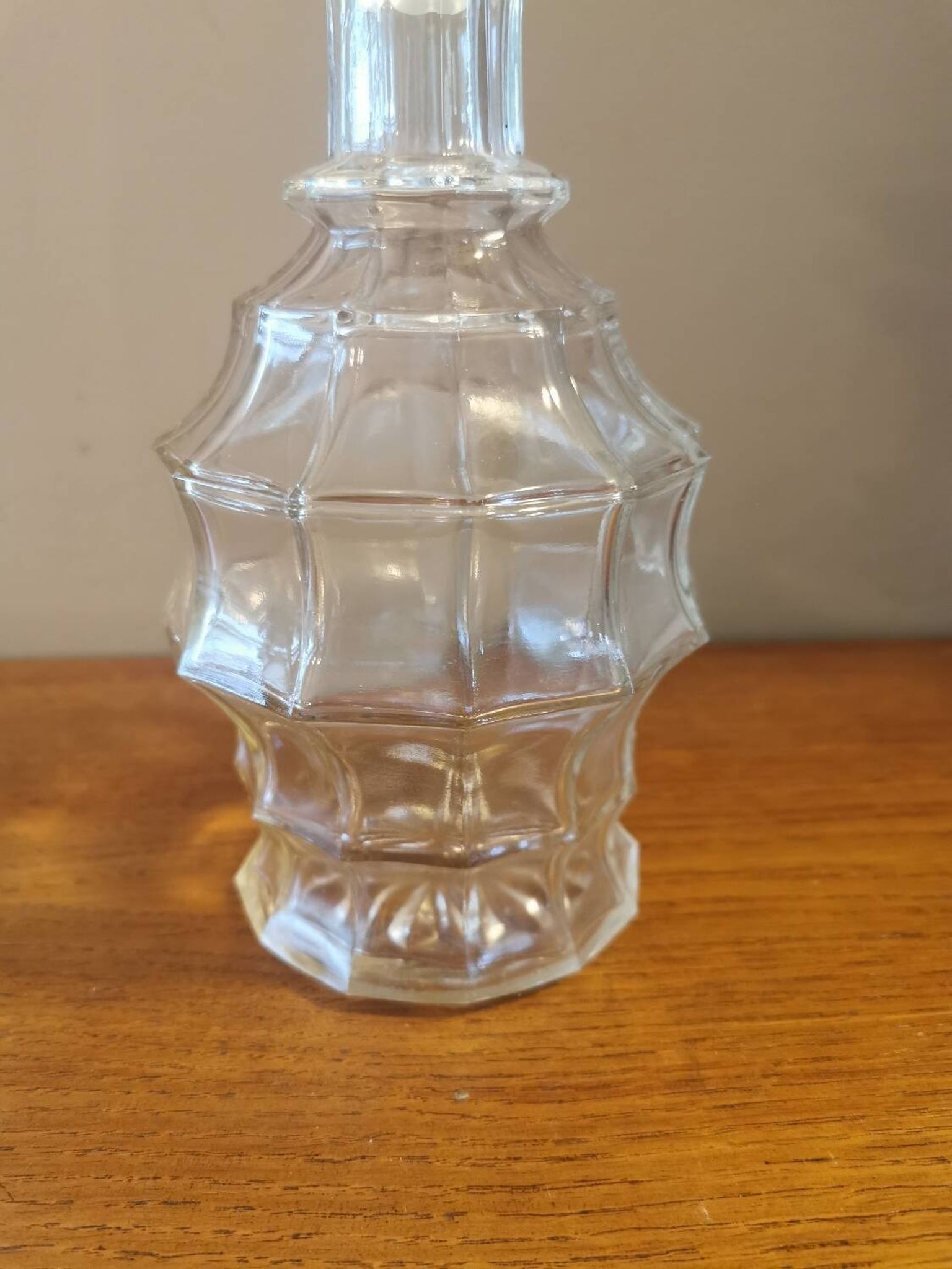 Carafe vintage en verre à facettes