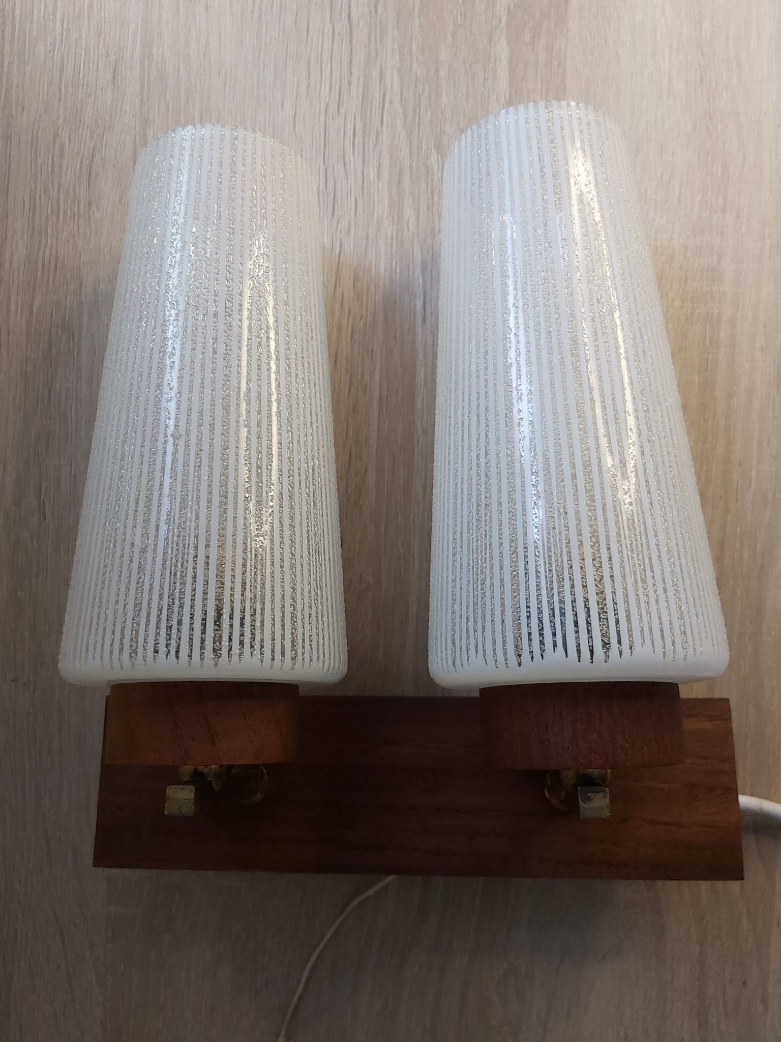 Applique murale en bois de teck et verre