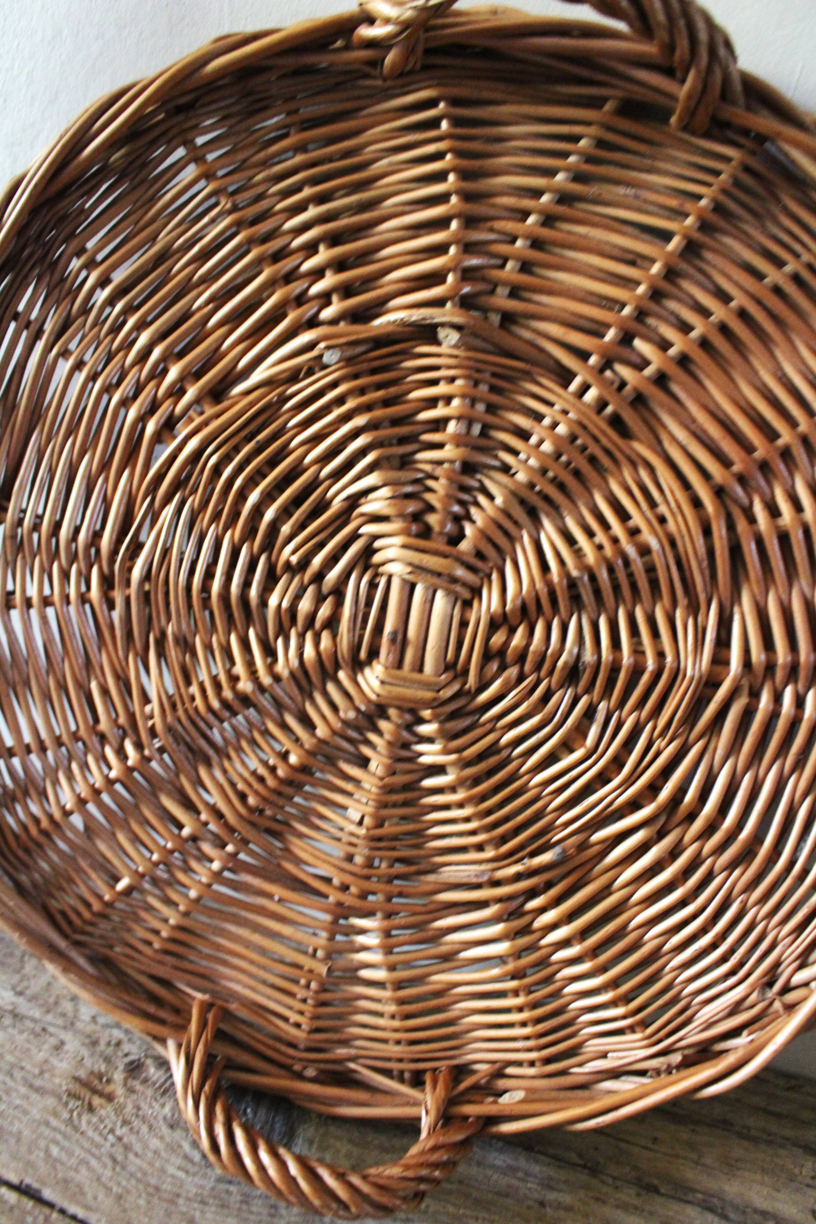 Medium round wicker plateau with two handles.