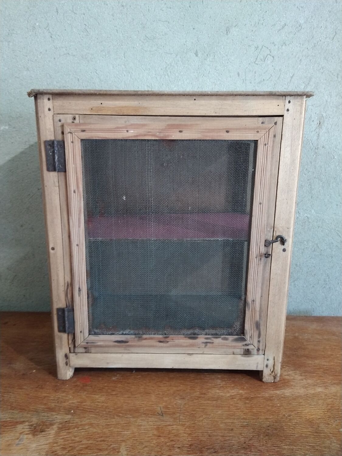 Wall-mounted pantry in vintage mesh wood