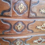Commode galbée style Louis XVI