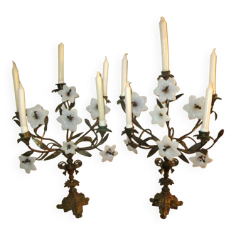 2 chandeliers Napoléon III, 5 bougeoirs, 7 fleurs de lys en opaline blanche