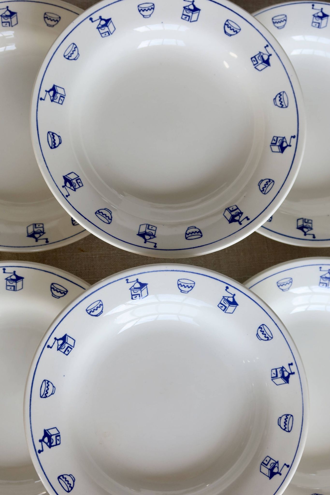 6 vintage earthenware breakfast plates