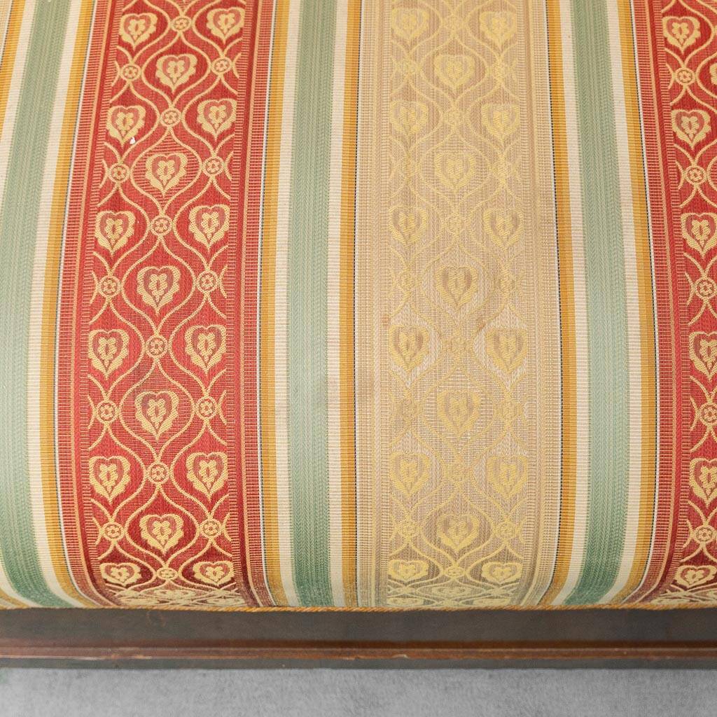 Canapé vintage 3 places en bois avec tissu rayé, années 1950, classique et élégant.