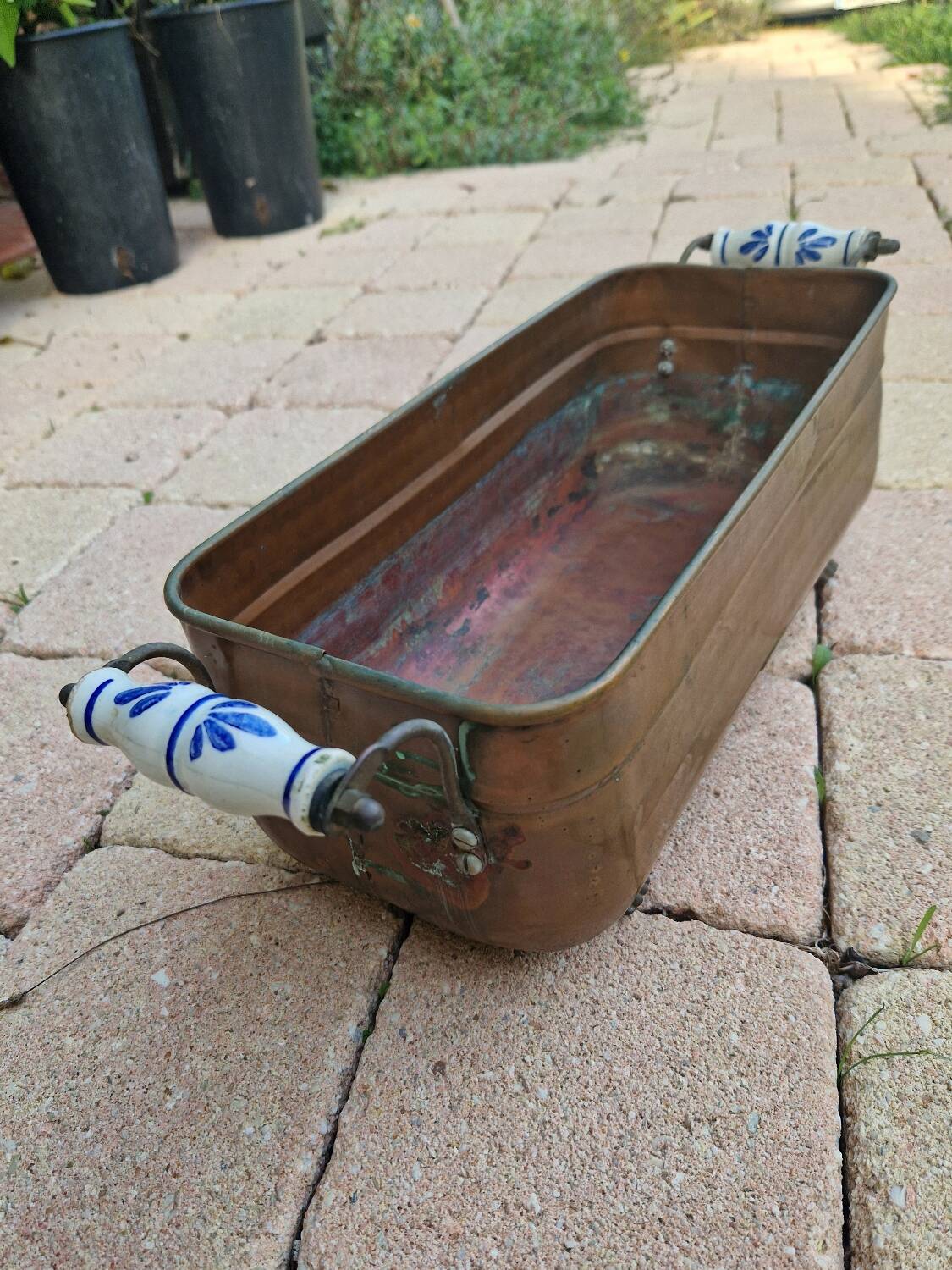 Cache-pot vintage en cuivre avec poignées en céramique et pieds griffe