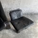 Fauteuil vintage scandinave en cuir noir avec repose-pieds — Structure en bois massif foncé, style moderne du milieu du siècle