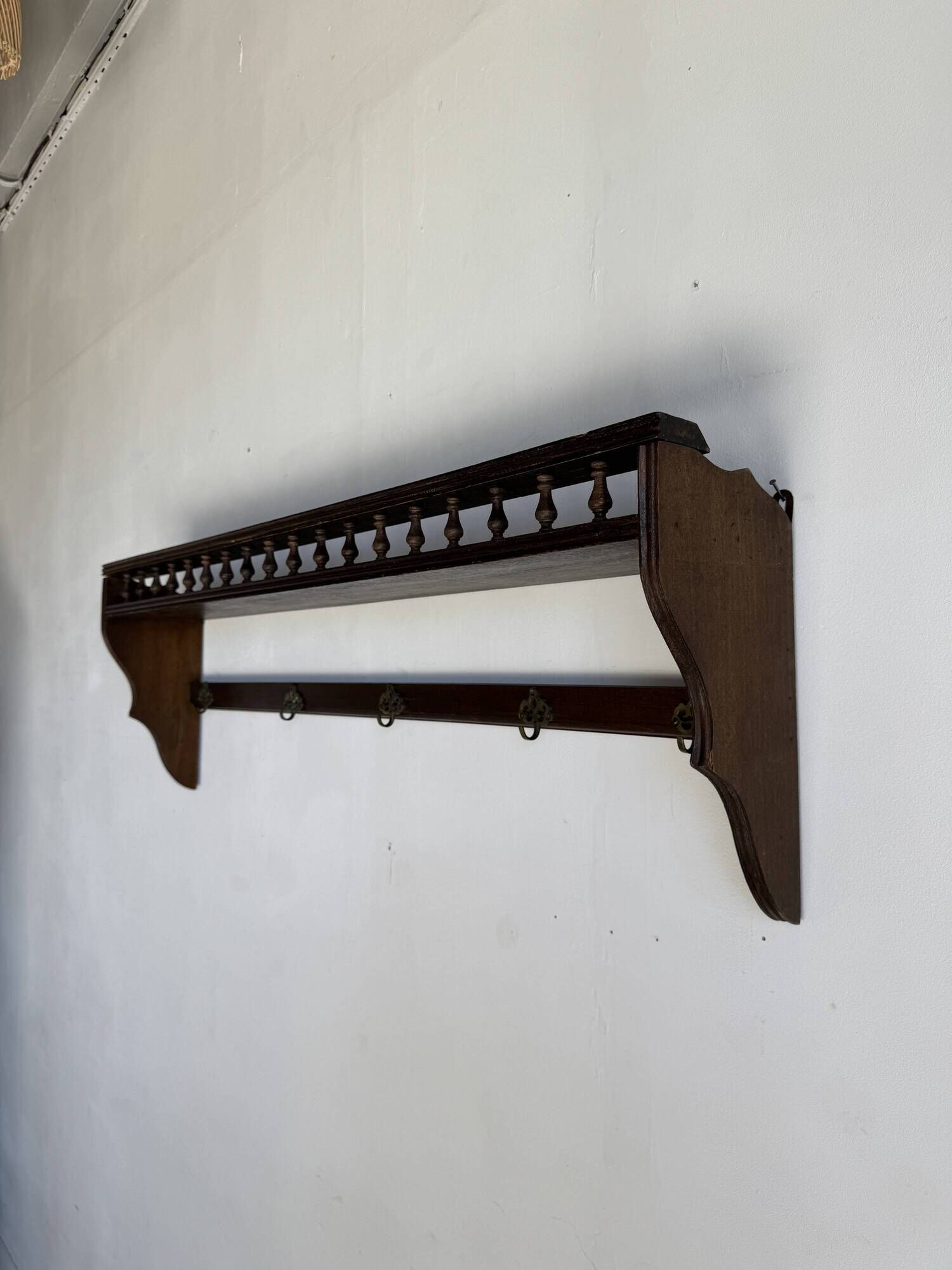 Antique wooden wall shelf with a turned gallery and 5 hooks L120 H40 D18