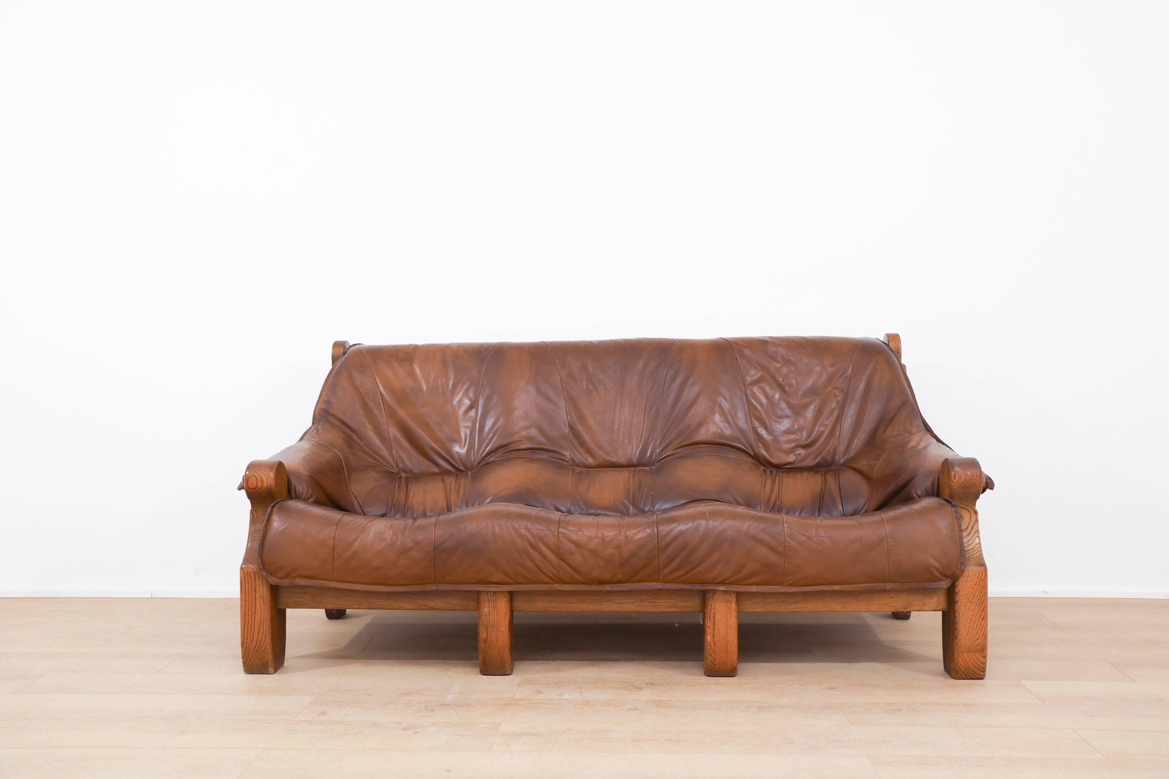 Brutalist wooden and leather canapé by Percival Lafer, 1960.