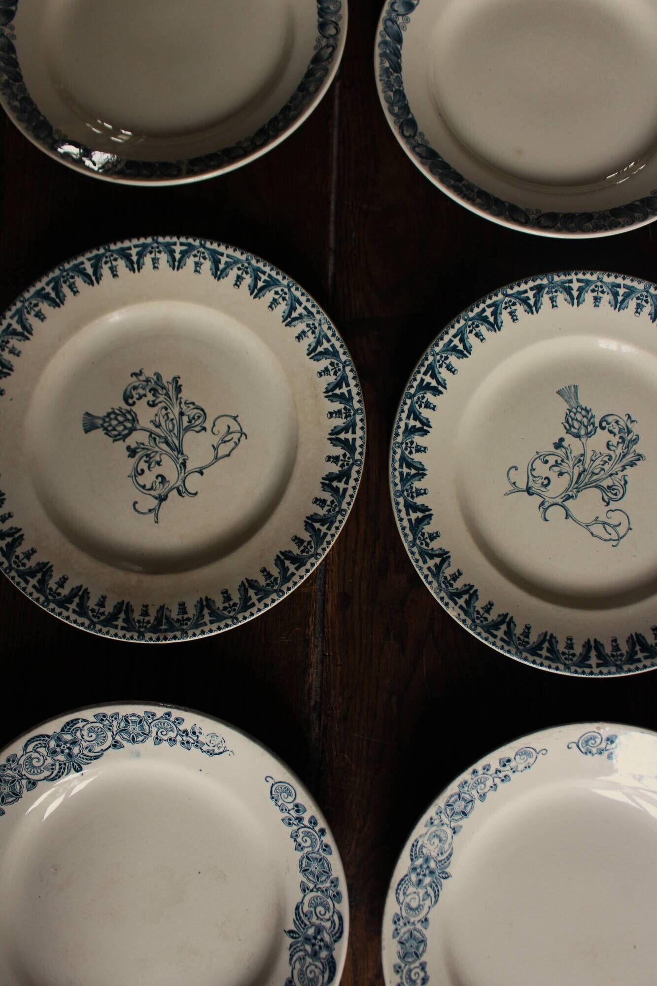 6 mismatched flat plates Terre de fer bleu Alésia Marcel Longchamp