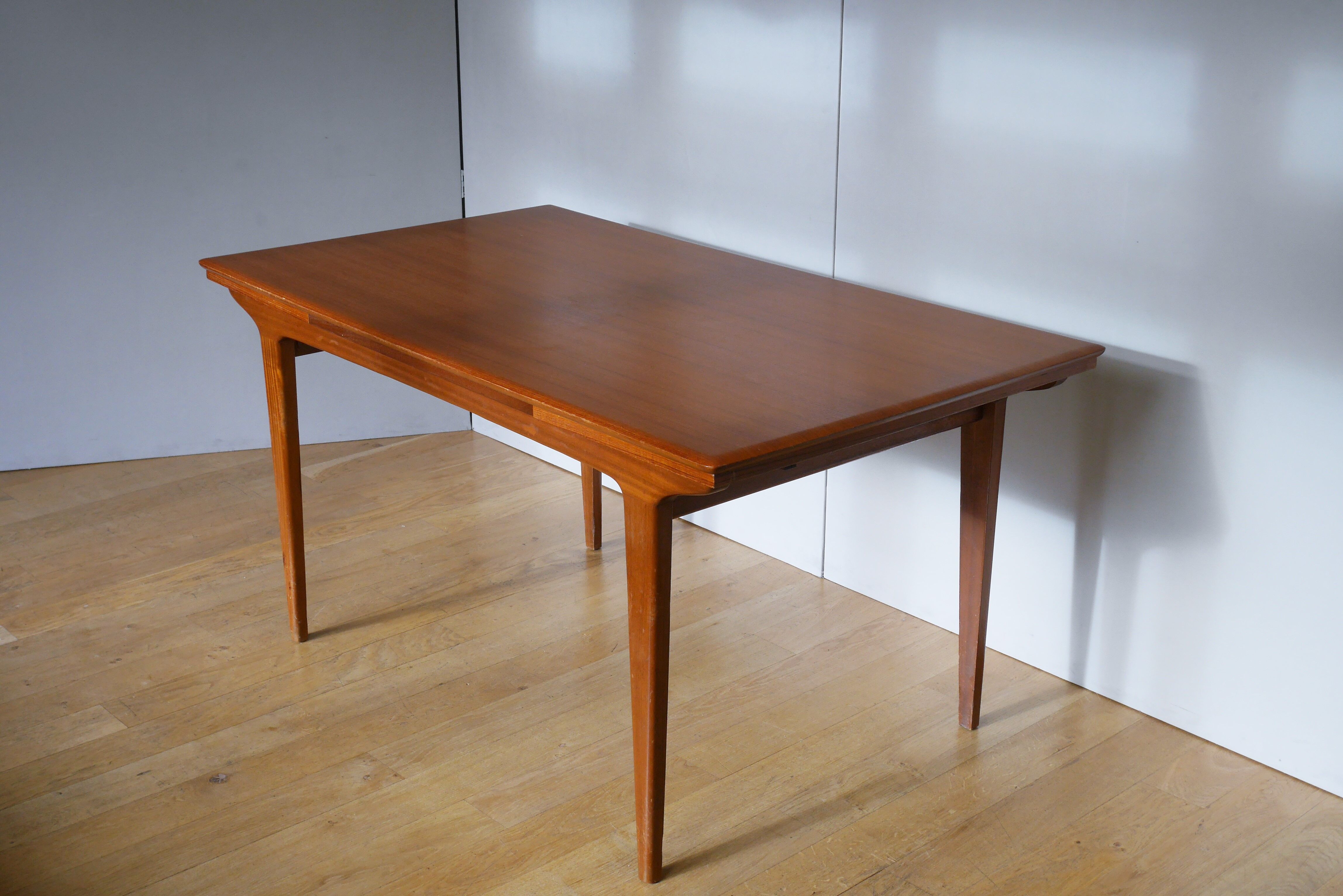 Rectangular Scandinavian extendable teak table