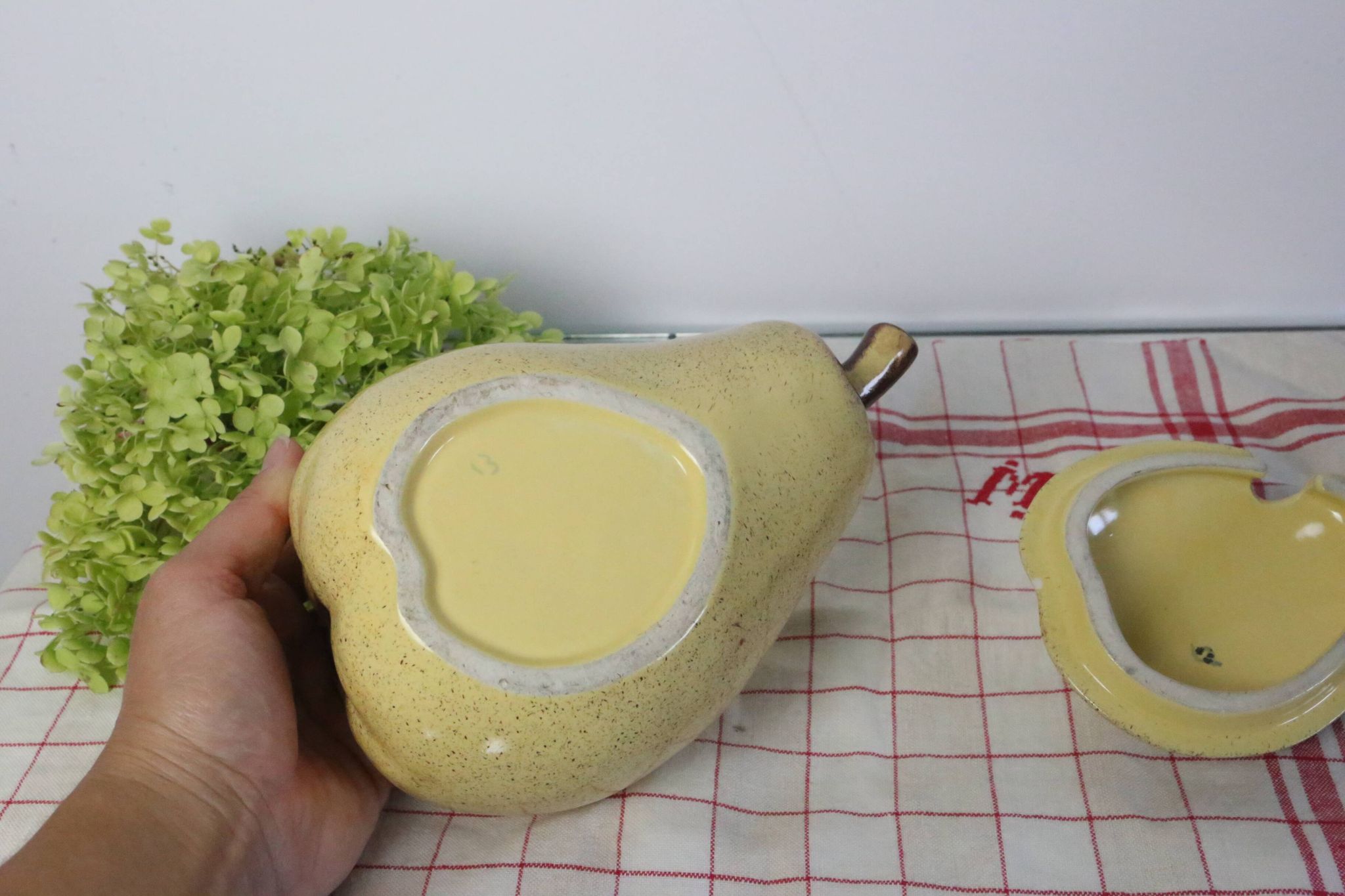 Soupière Poire en barbotine, vintage