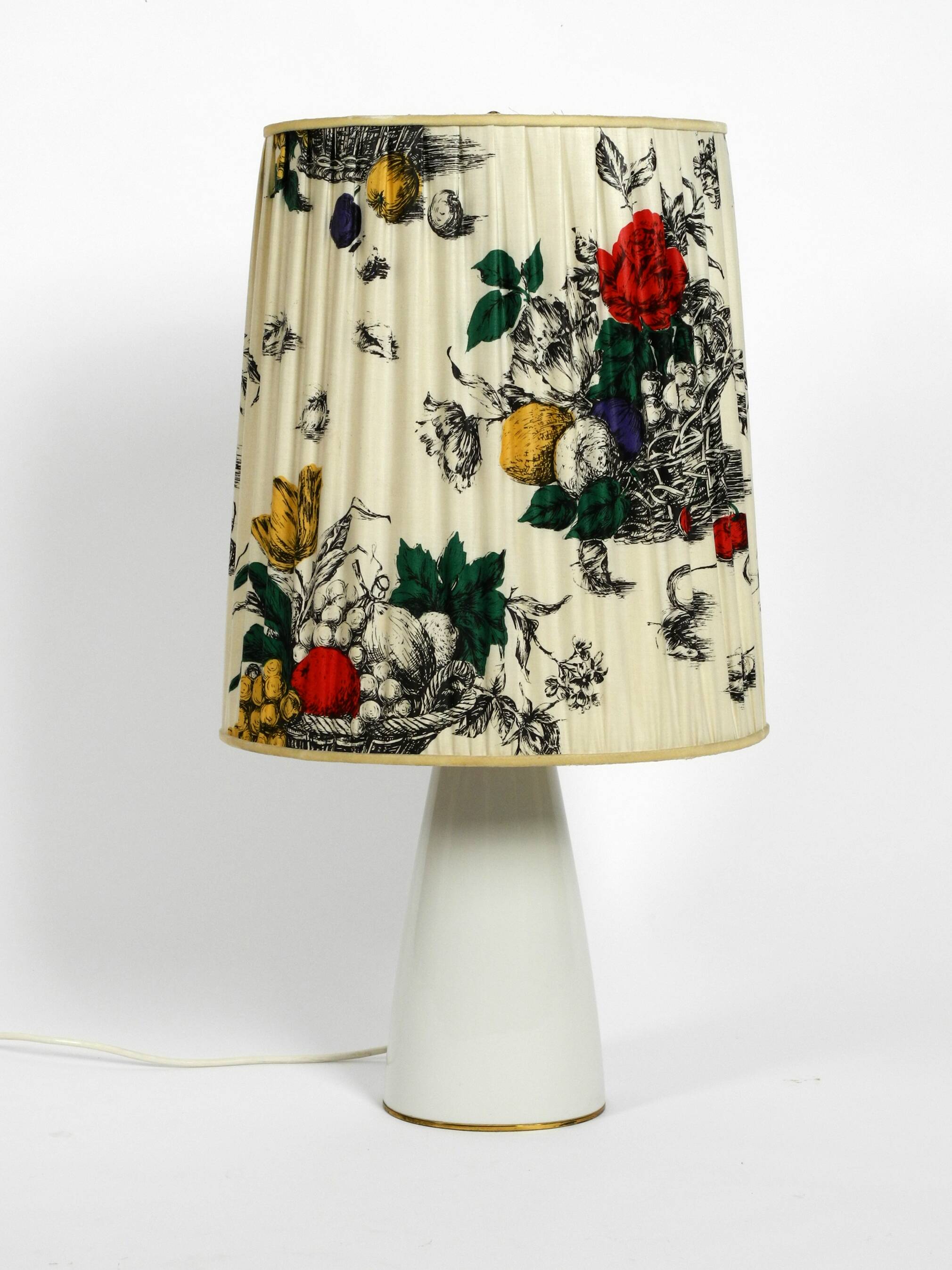 Large elegant 1960s KPM table lamp in porcelain and pleated silk lampshade