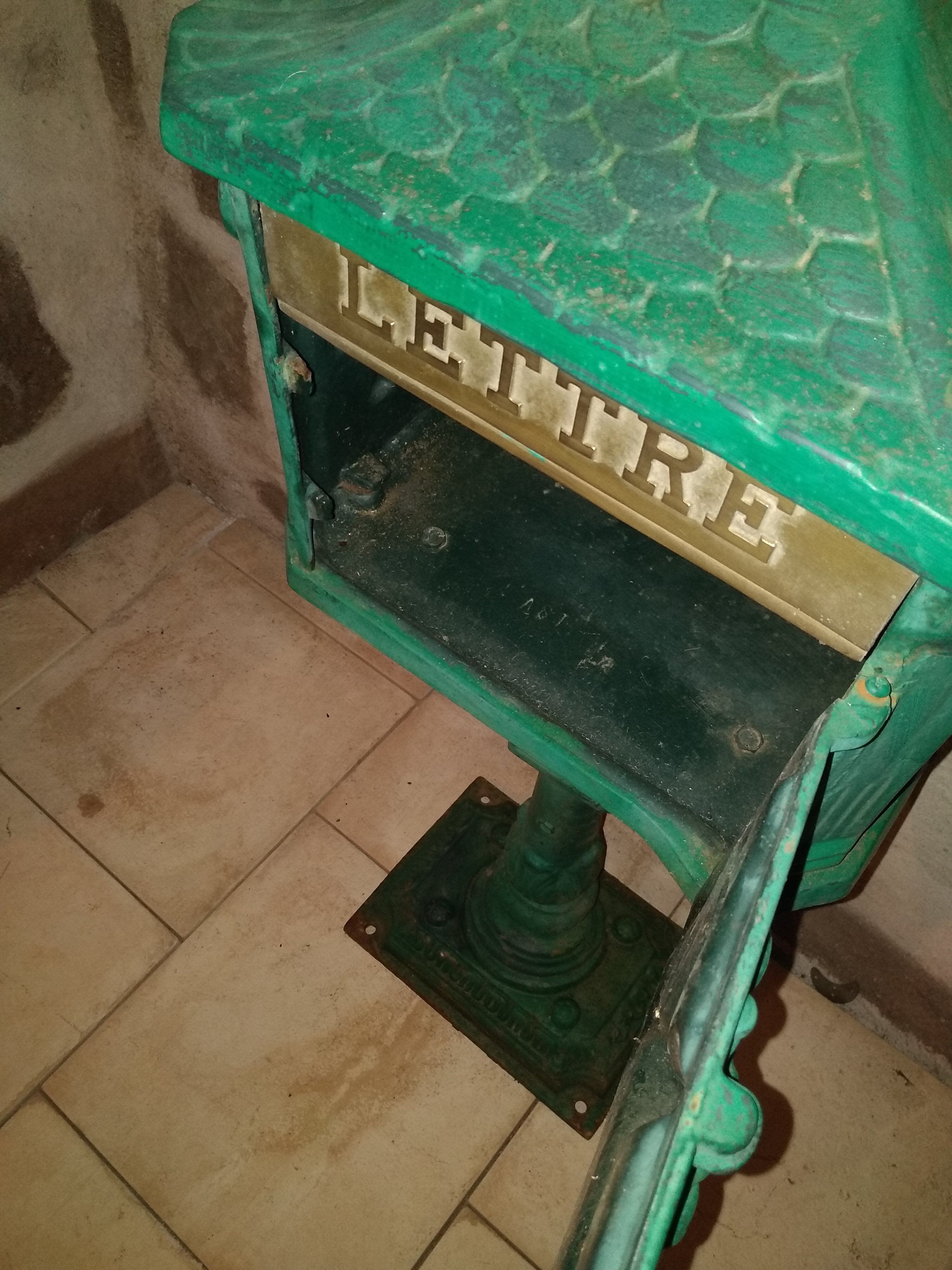 Cast-iron mailbox