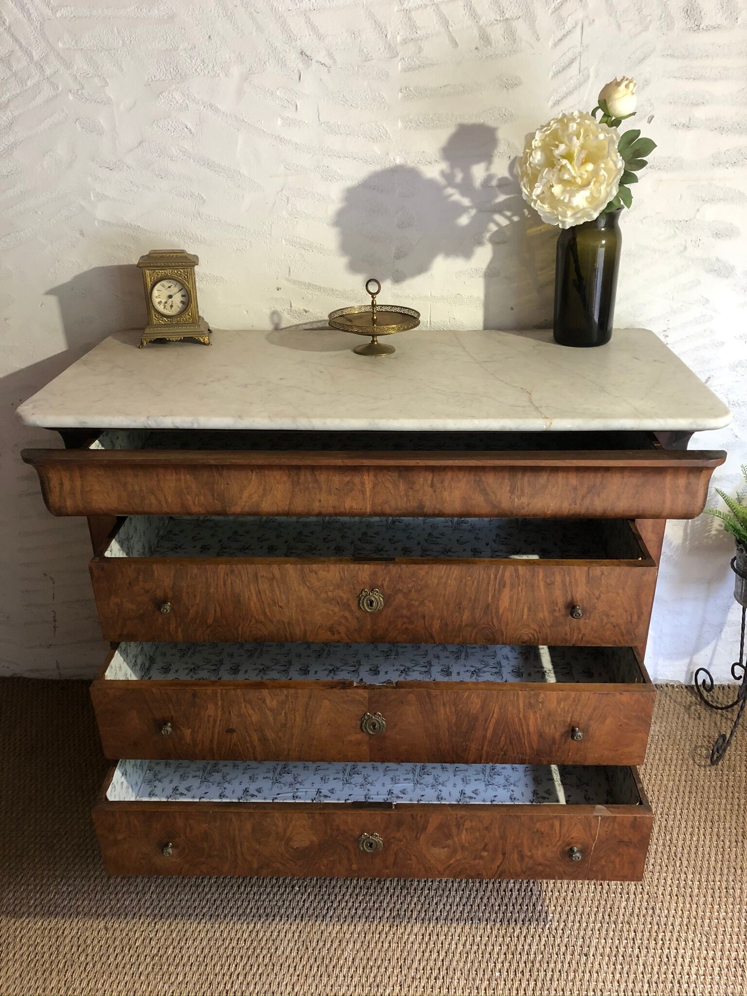 Ancient chest of drawers