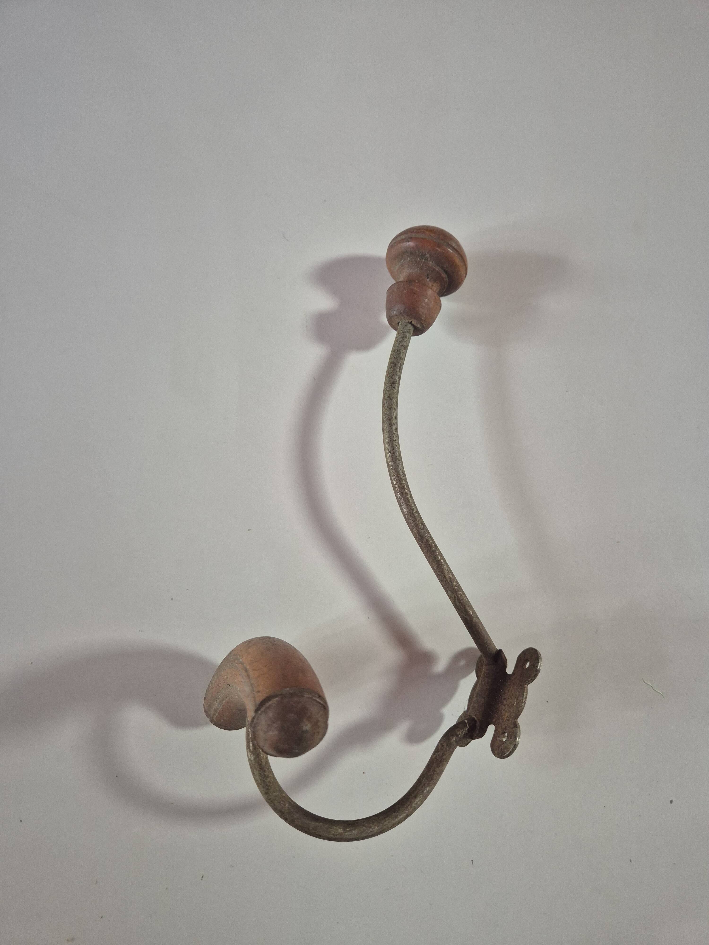 Vintage 1960s wall coat rack in wood and metal.