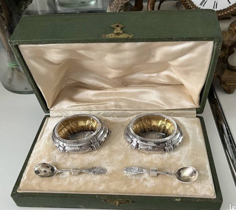 Salt shaker set