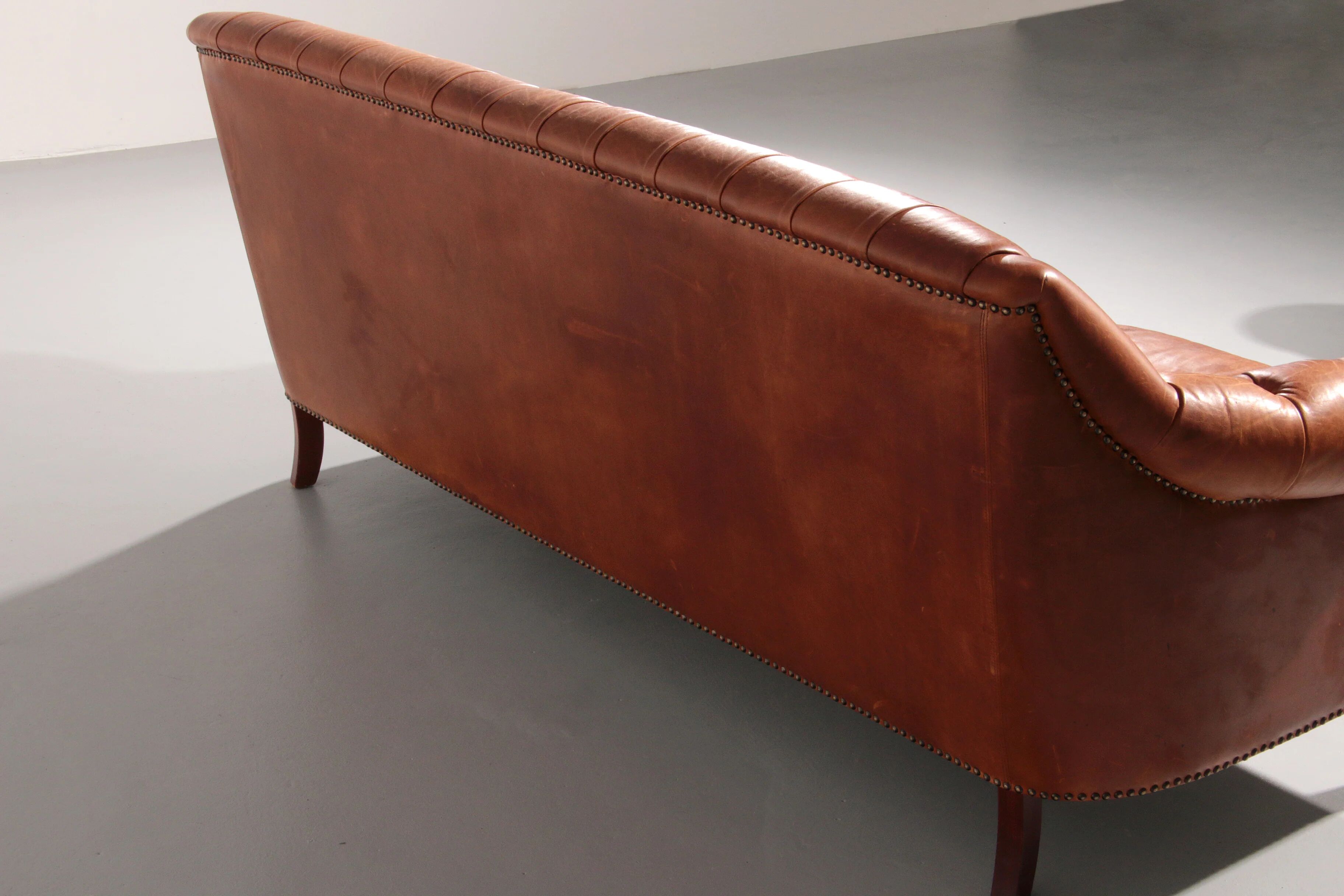 Canapé Chesterfield en cuir vieilli