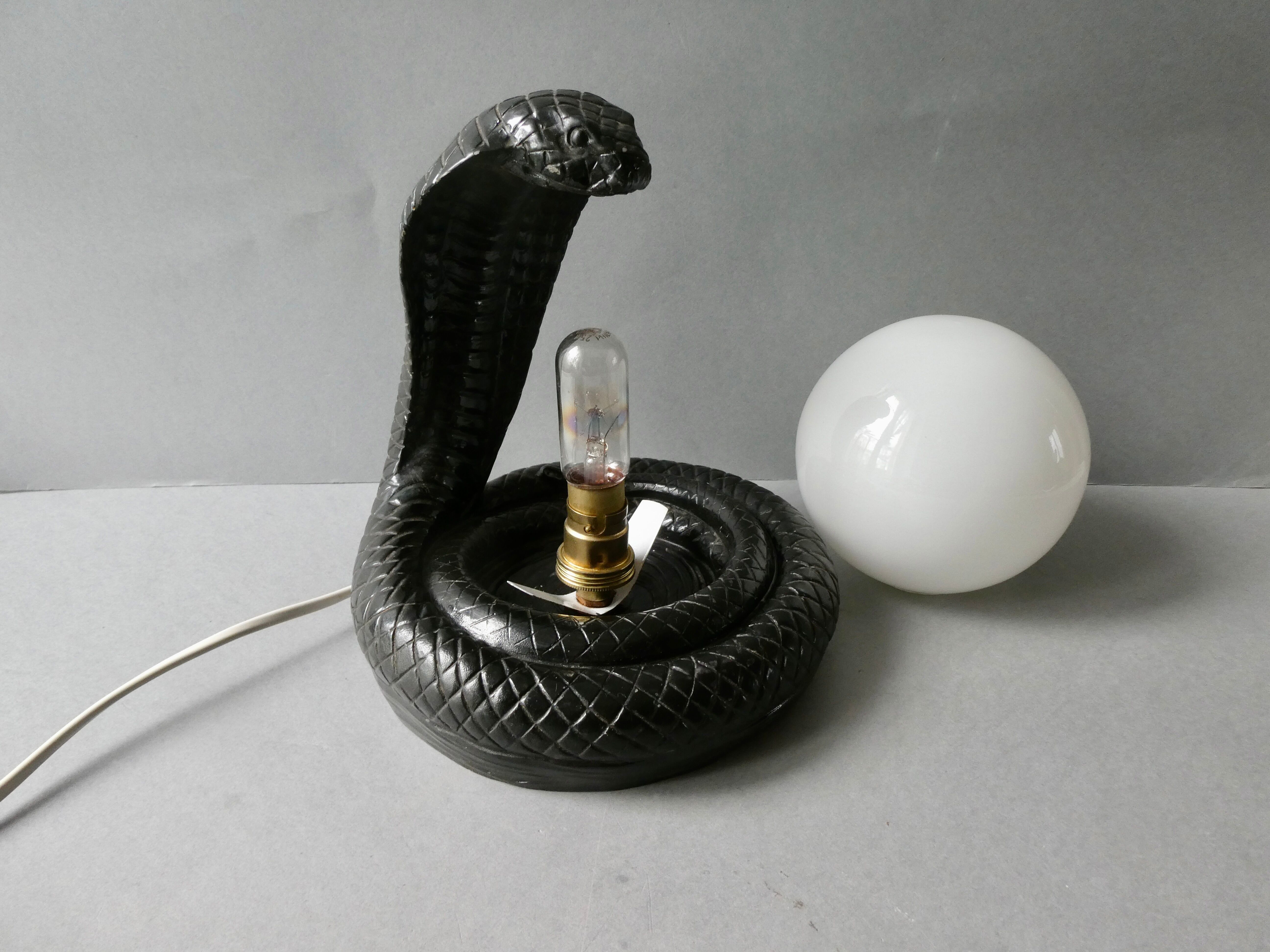 Lampe cobra noir et opaline blanche