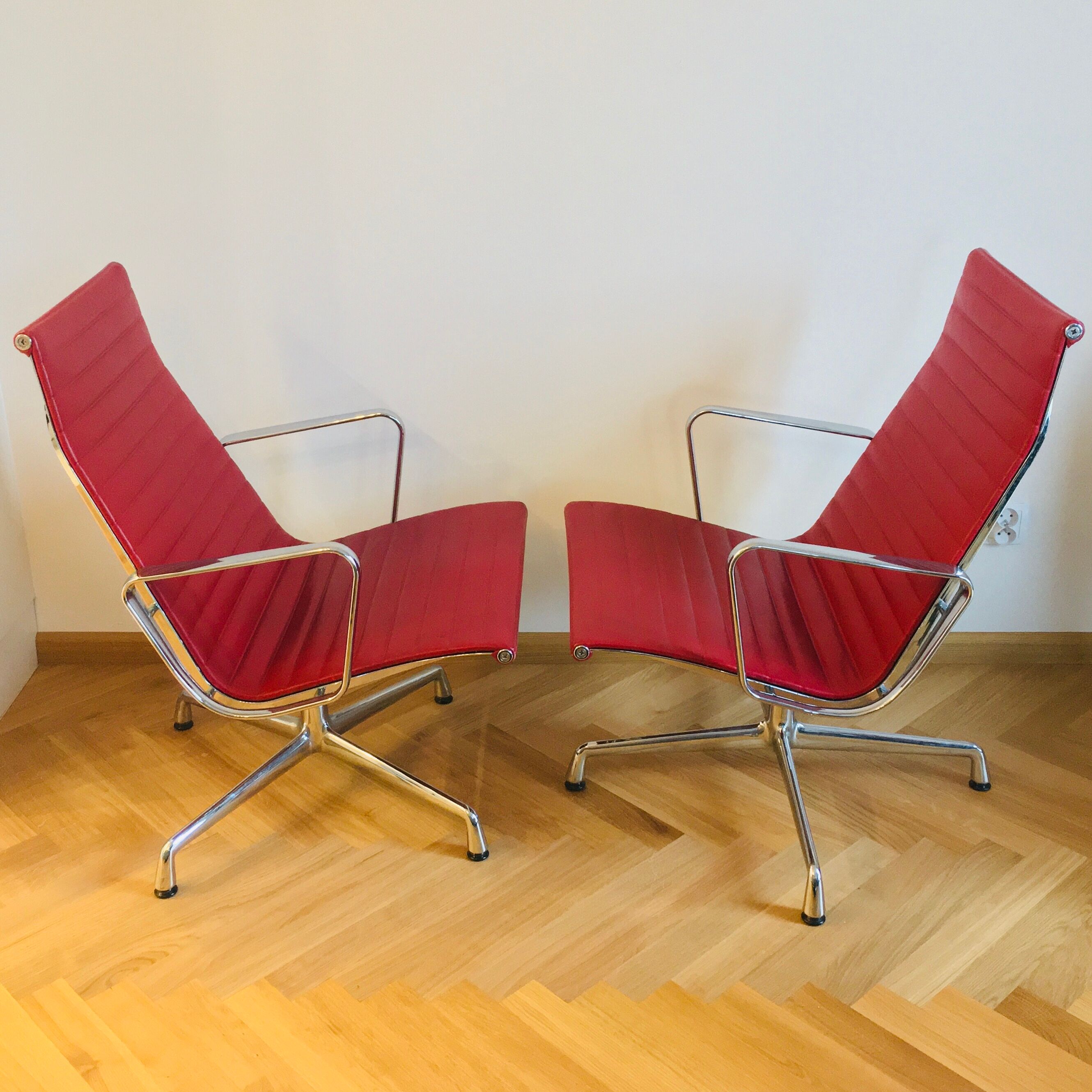 Paire de fauteuils  EA116 aluminium par Charles & Ray Eames édition vitra
