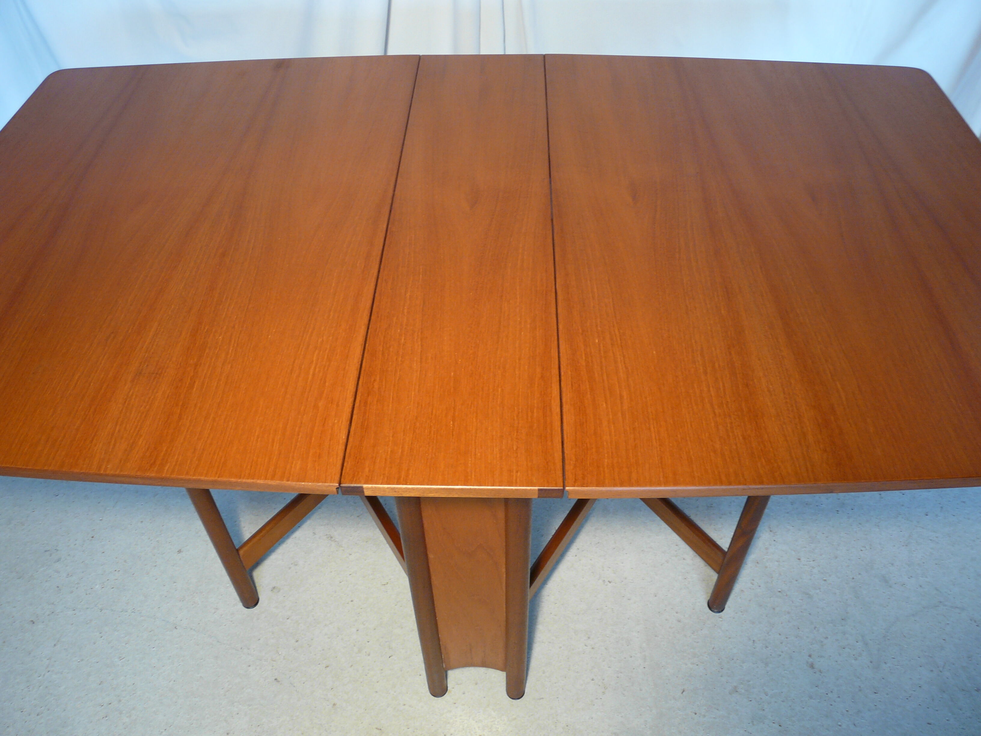 Scandinavian folding table in Mc Intosh teak