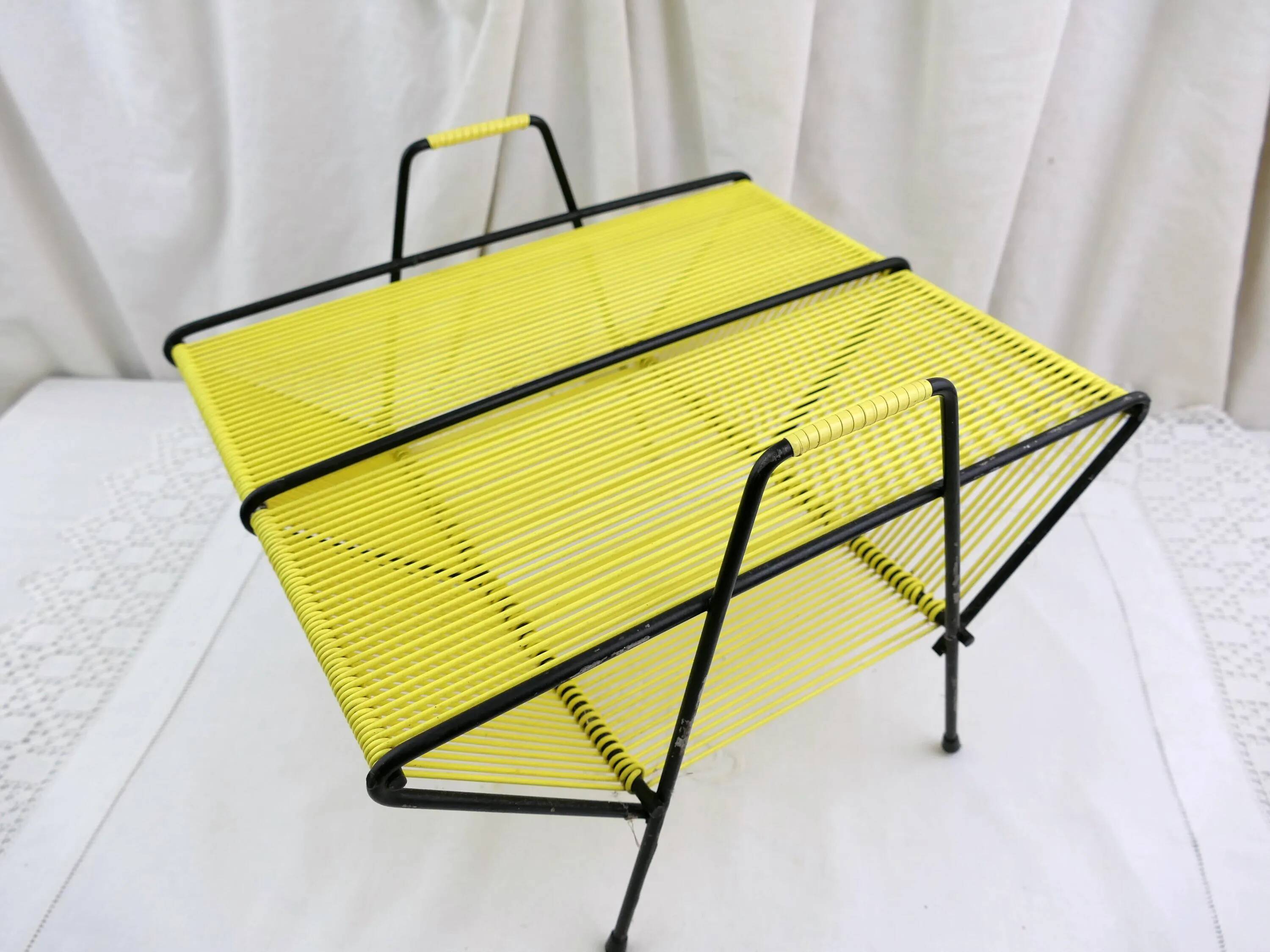 Porte-disques portable vintage, style français moderne du milieu du siècle, avec cordon en vinyle jaune vif, accessoire hi-fi rétro MCM pour le rangement, centre musical