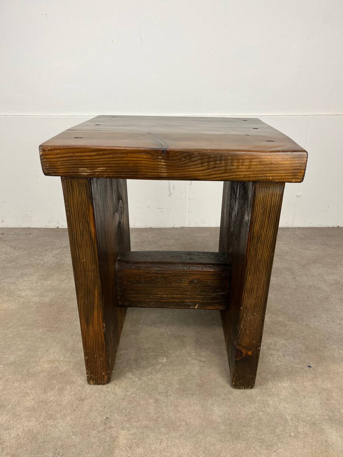 Tabouret brutaliste en bois massif style chalet