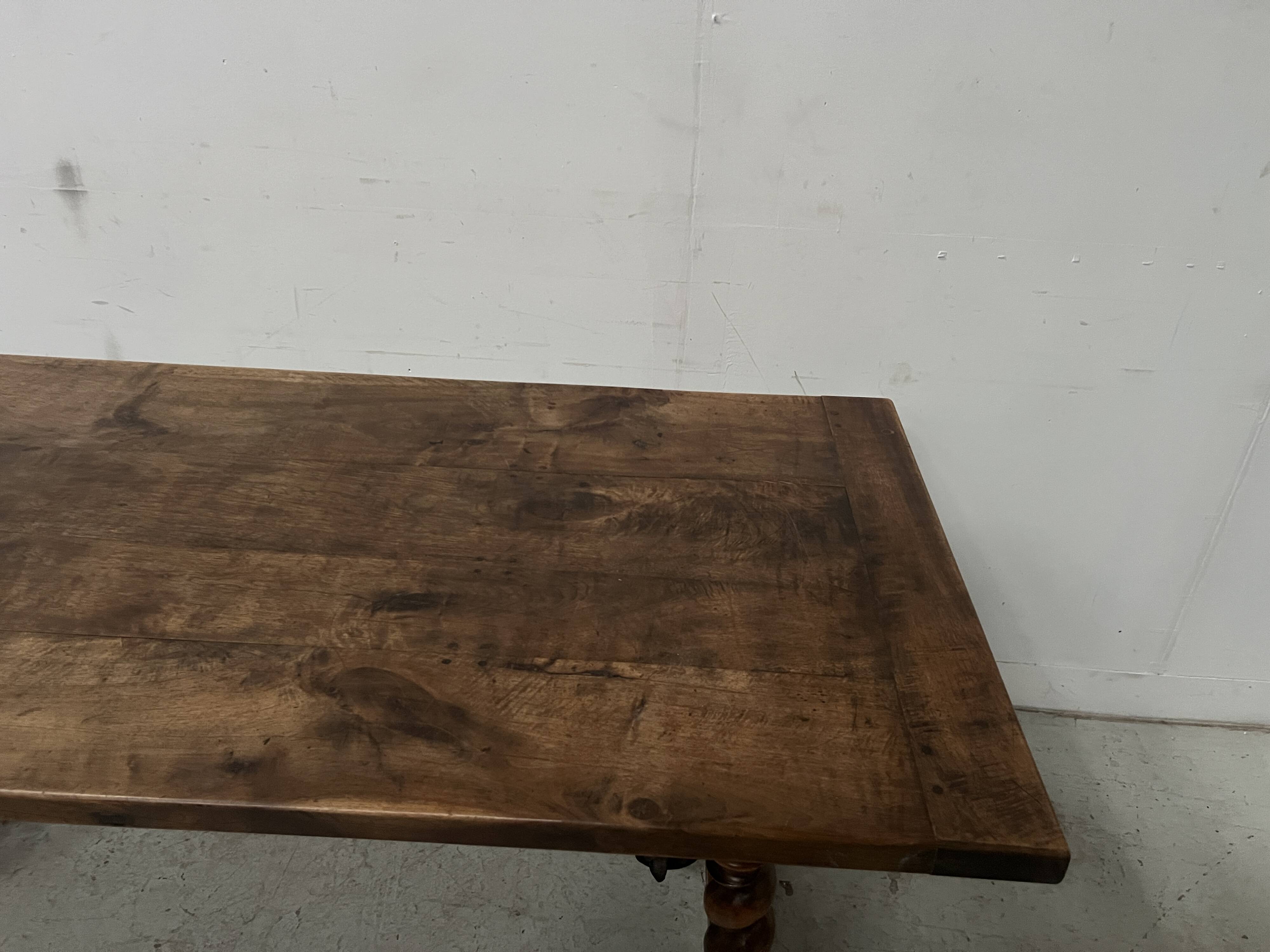 Monastery table with twisted legs in solid walnut, 19th century.