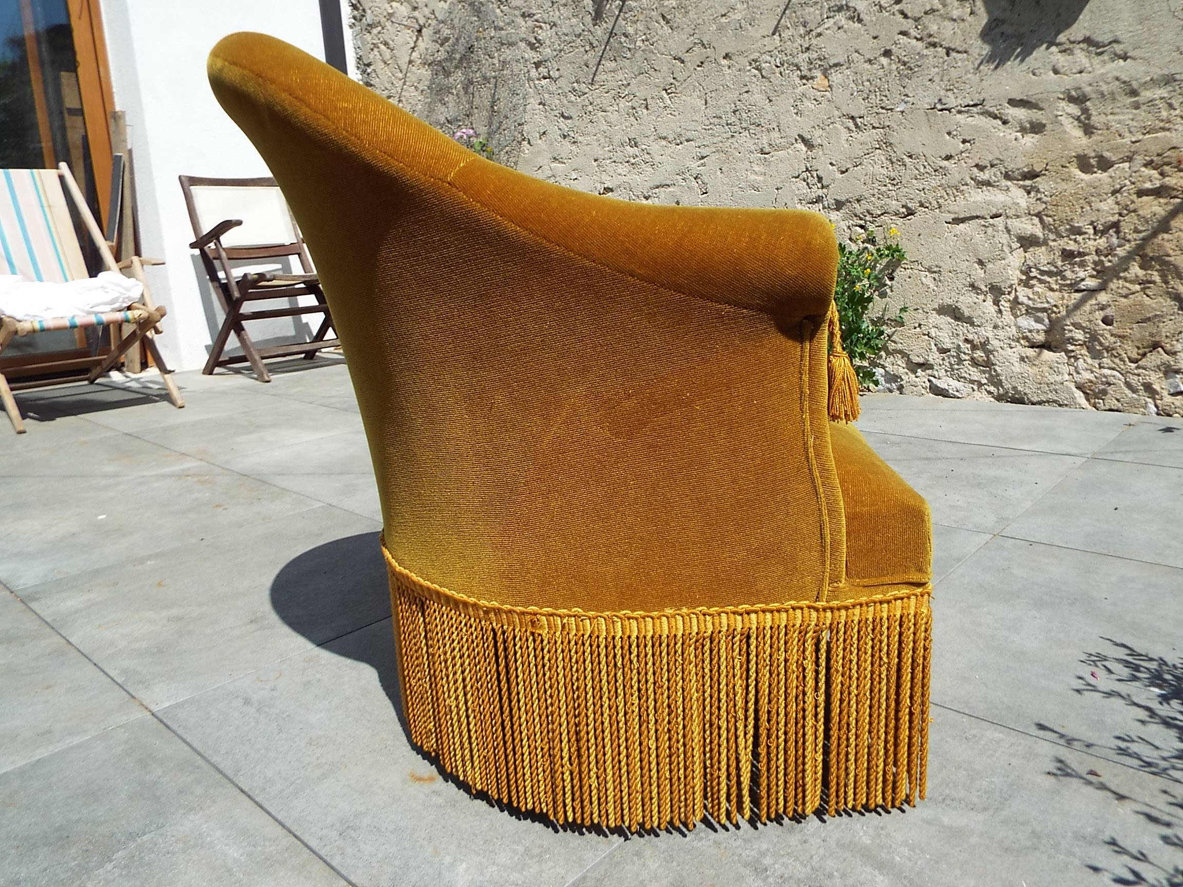 Fauteuil crapaud en velours ocre