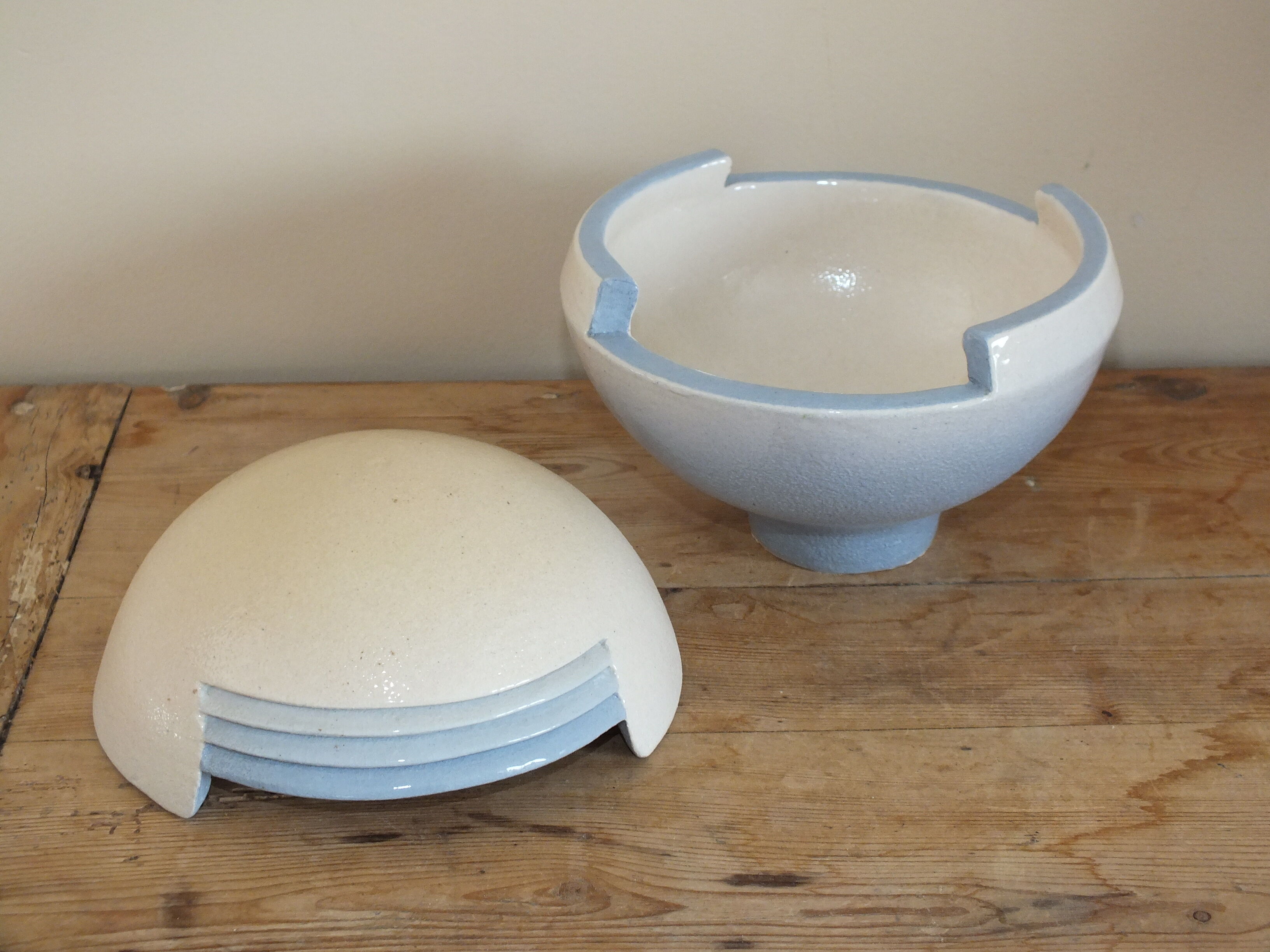 Covered pot flying saucer of the 70s