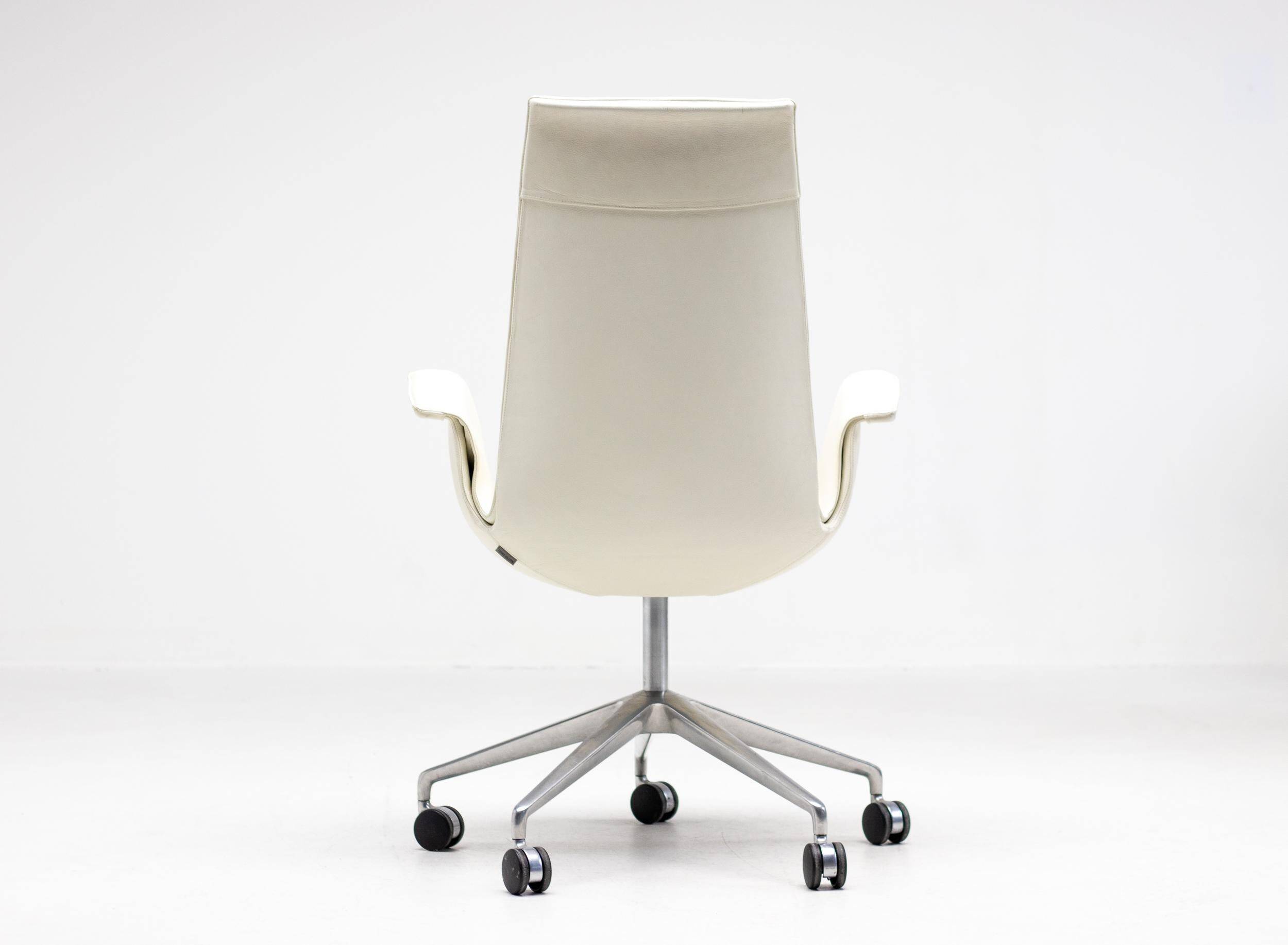 Neuf chaises à dossier haut en cuir blanc sur roulettes par Fabricius & Kastholm.