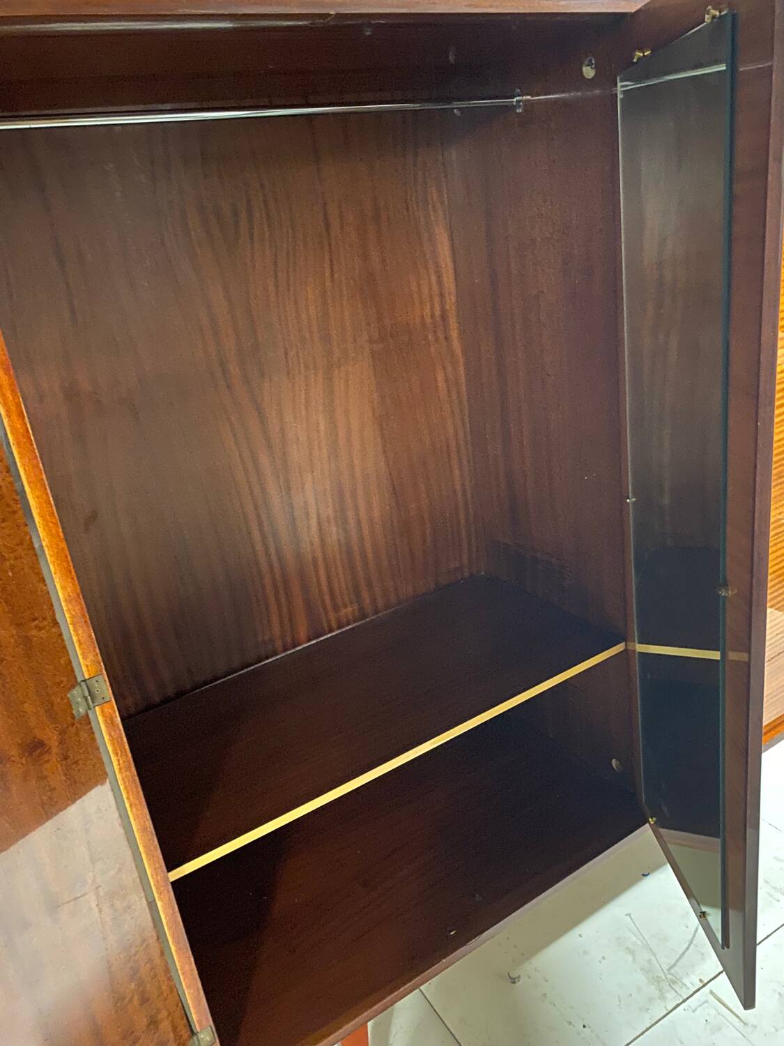 Armoire vintage pieds compas