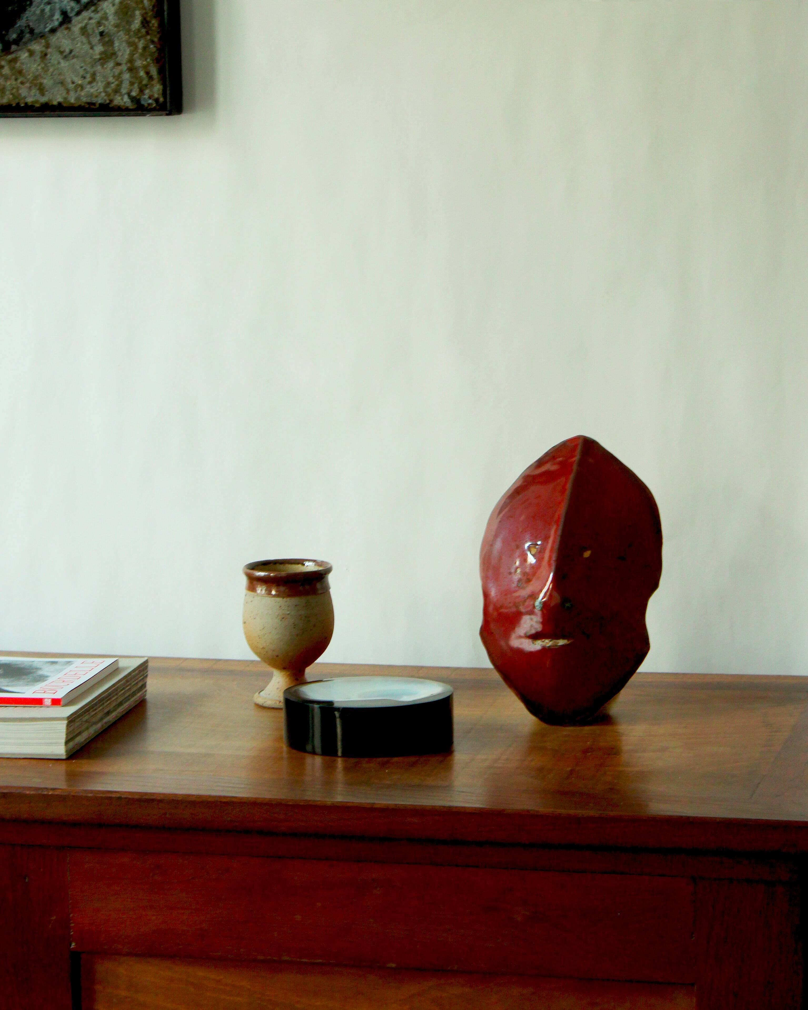 Masque en céramique émaillée rouge, dans le goût d'Accolay, années 50 / 60