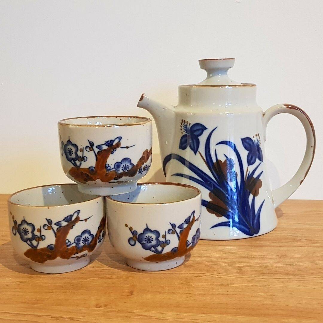 Japanese teapot and its 3 cups