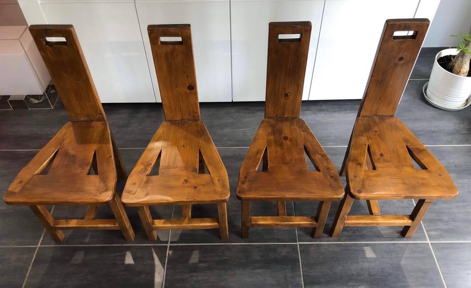 Suite of 4 brutalist-style tripod chairs