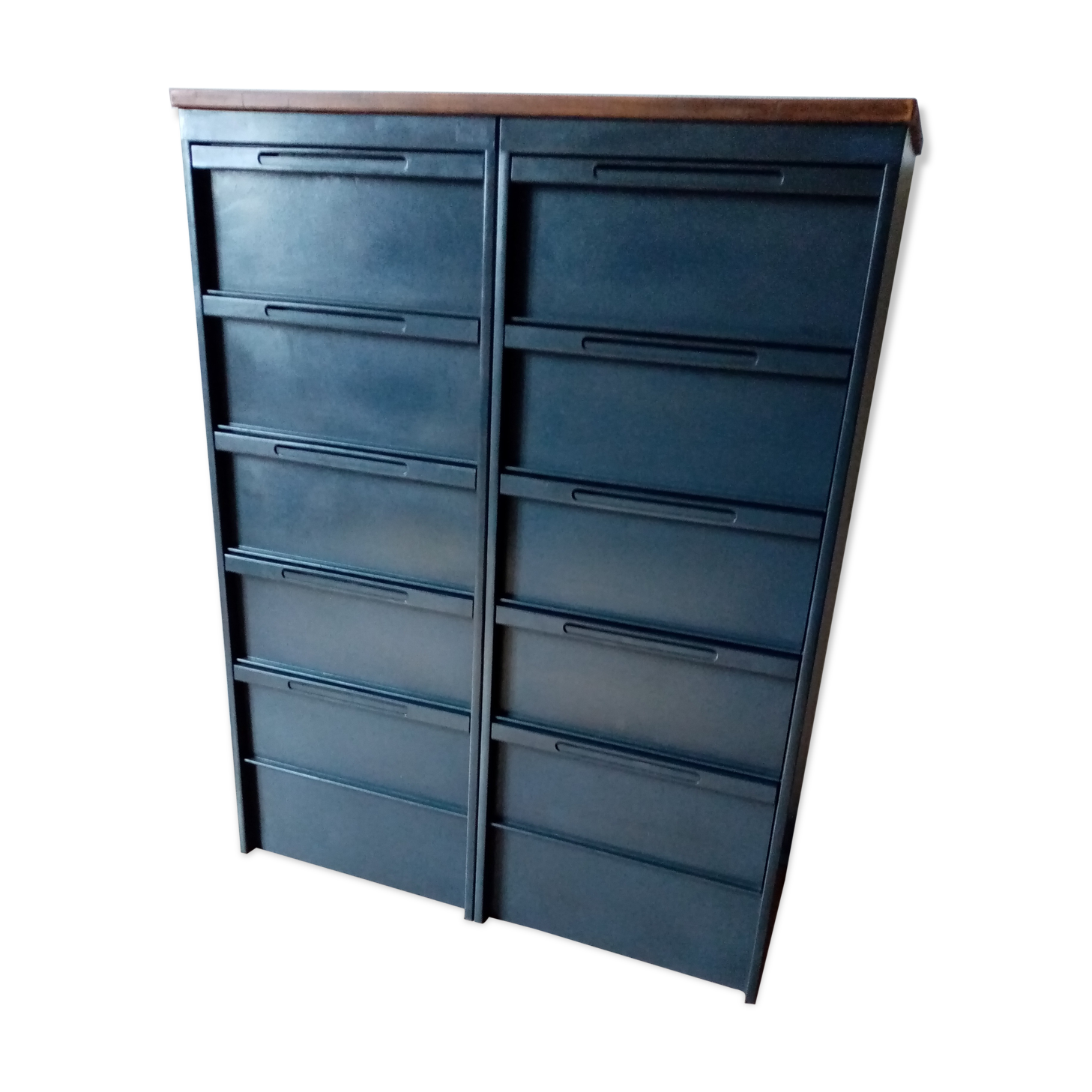 Metal clamshell furniture