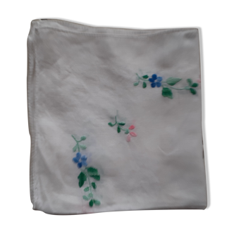 Nappe en coton-linon fond blanc couronne de fleurs bleues,roses.. brodées main.