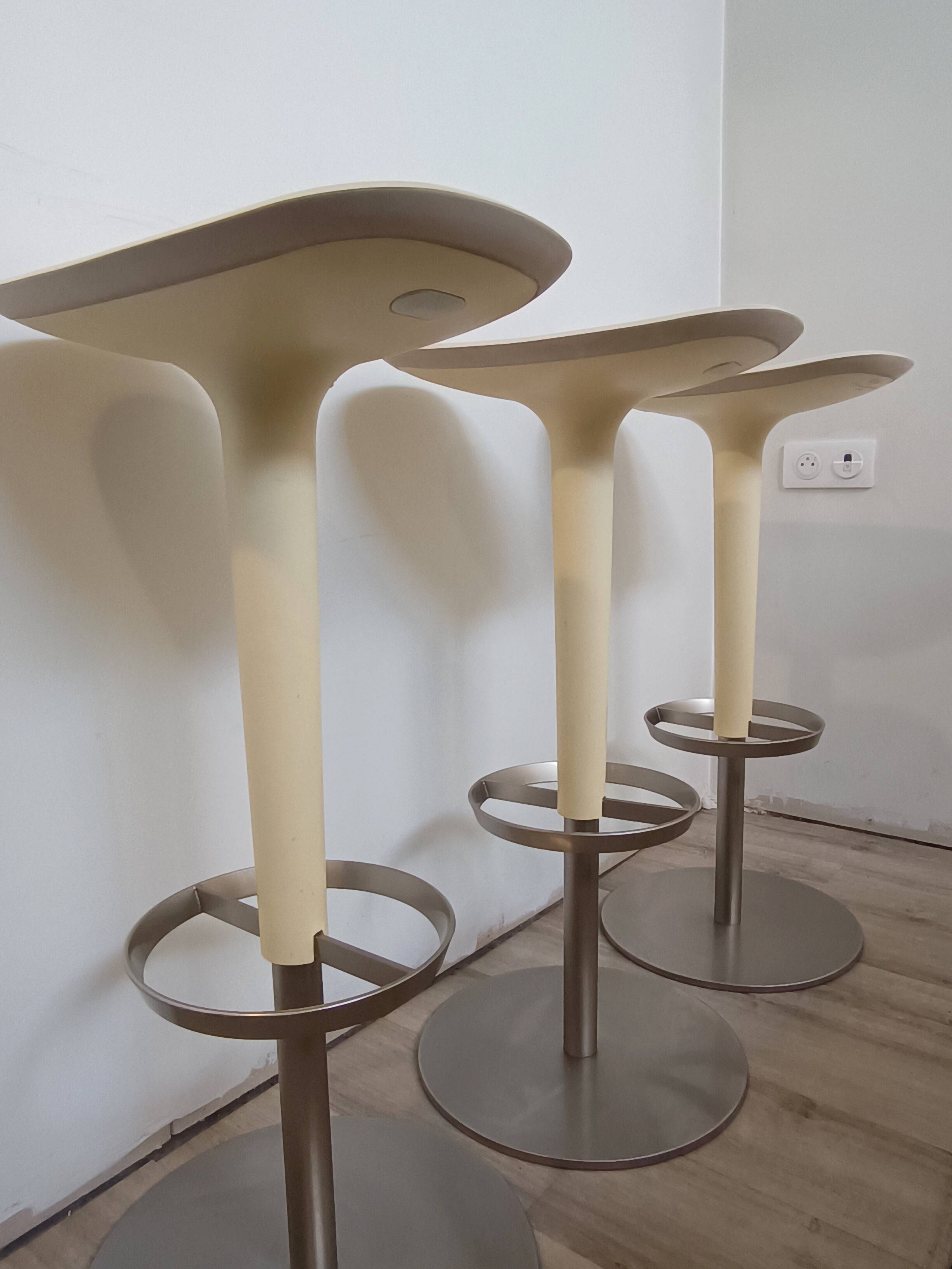 Ensemble de tabourets Babar par Simon Pengelly pour Arper 2006