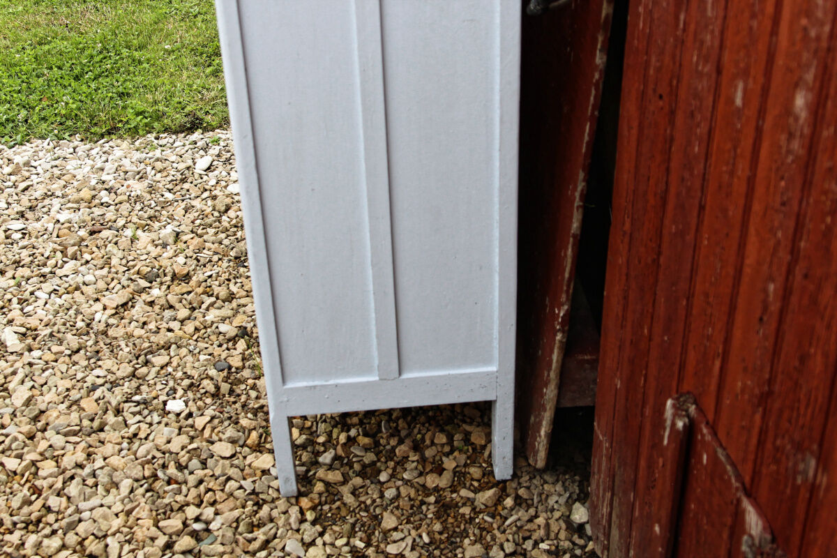 Blue Parisian buffet