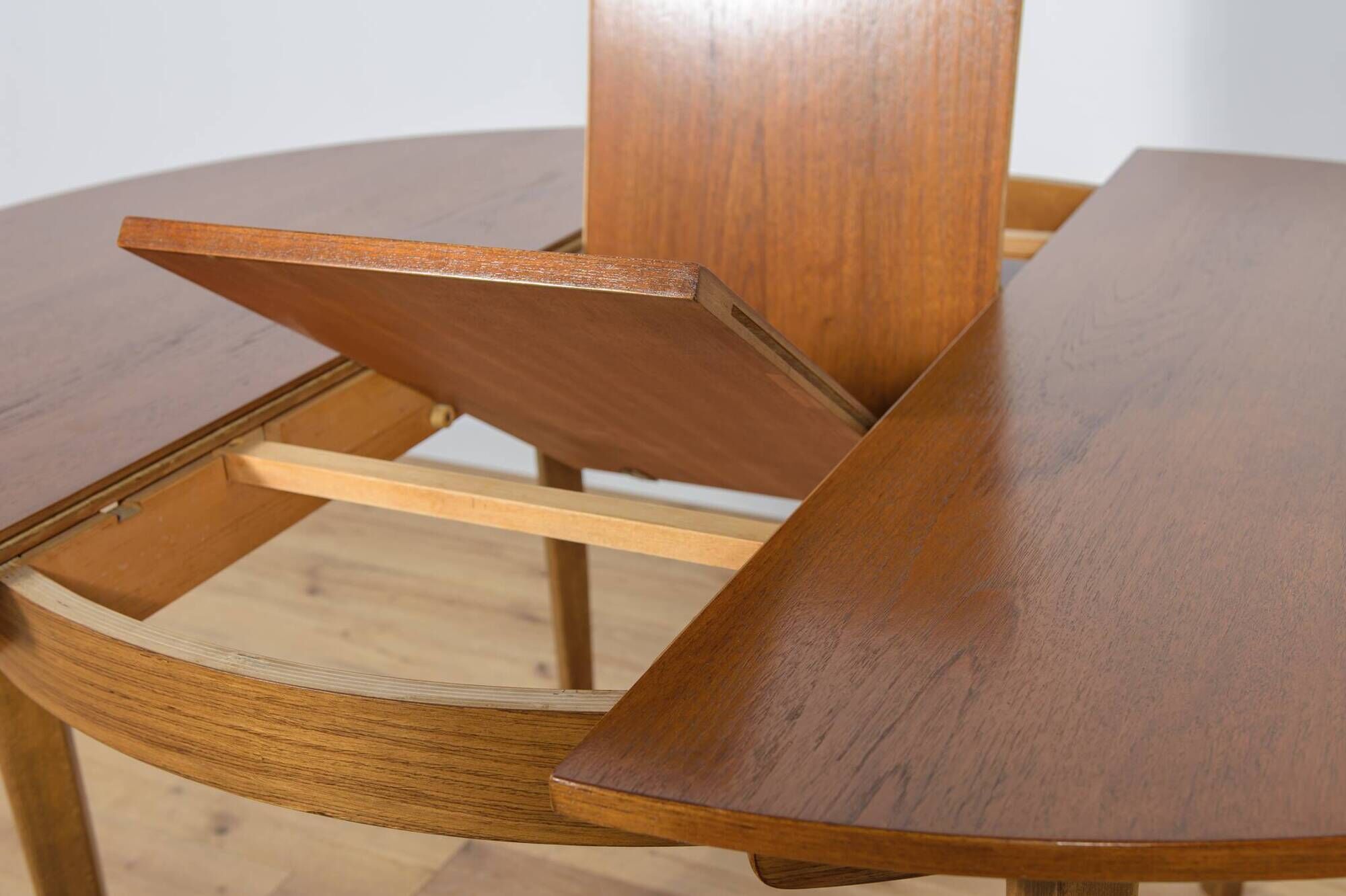 Mid-Century Round Extendable Dining Table and Chairs from McIntosh, 1960s, Set of 5