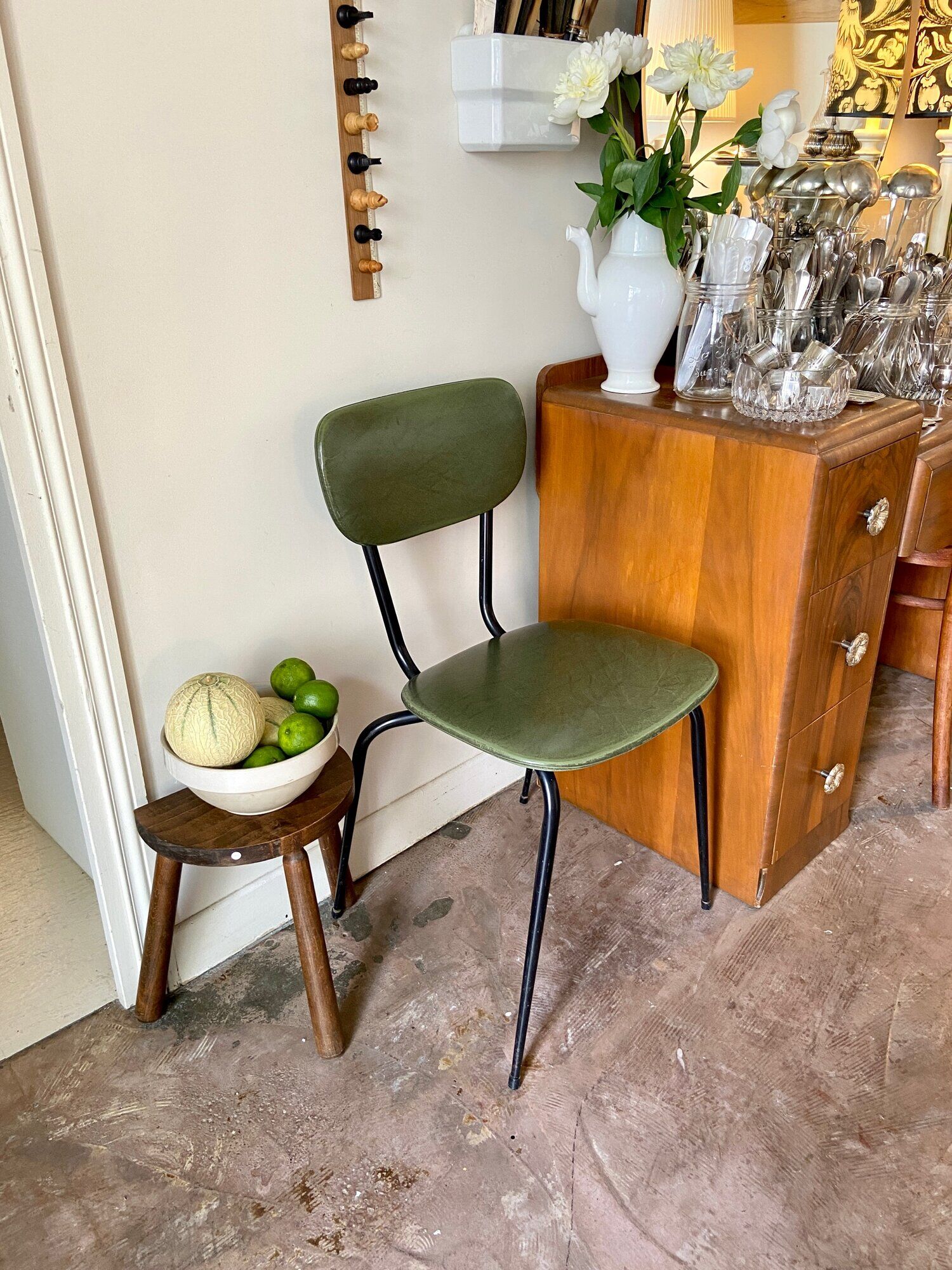 Chaise en skaï vert et métal noir