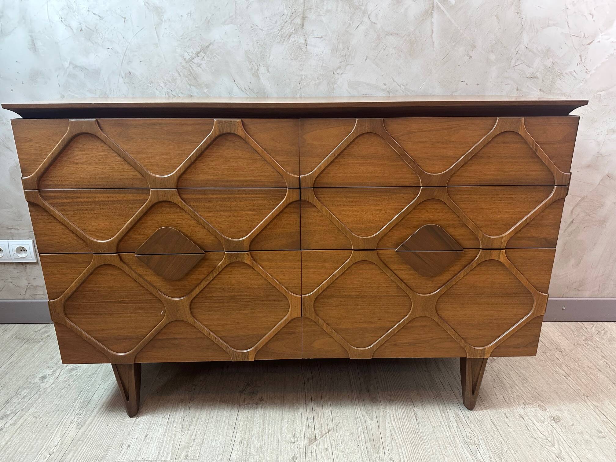 Contemporary chest of drawers