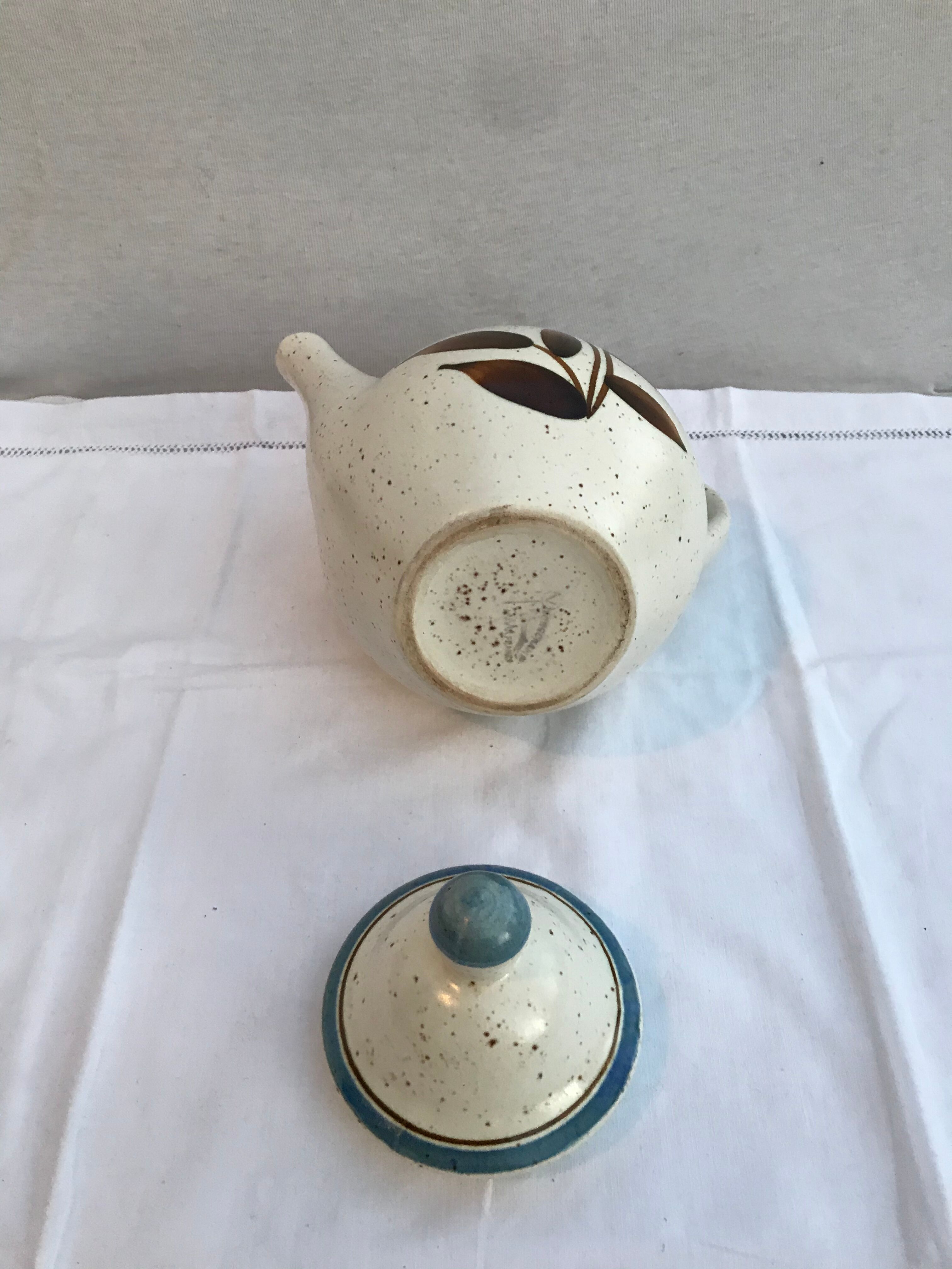 Former longchamp ceramics tea pot