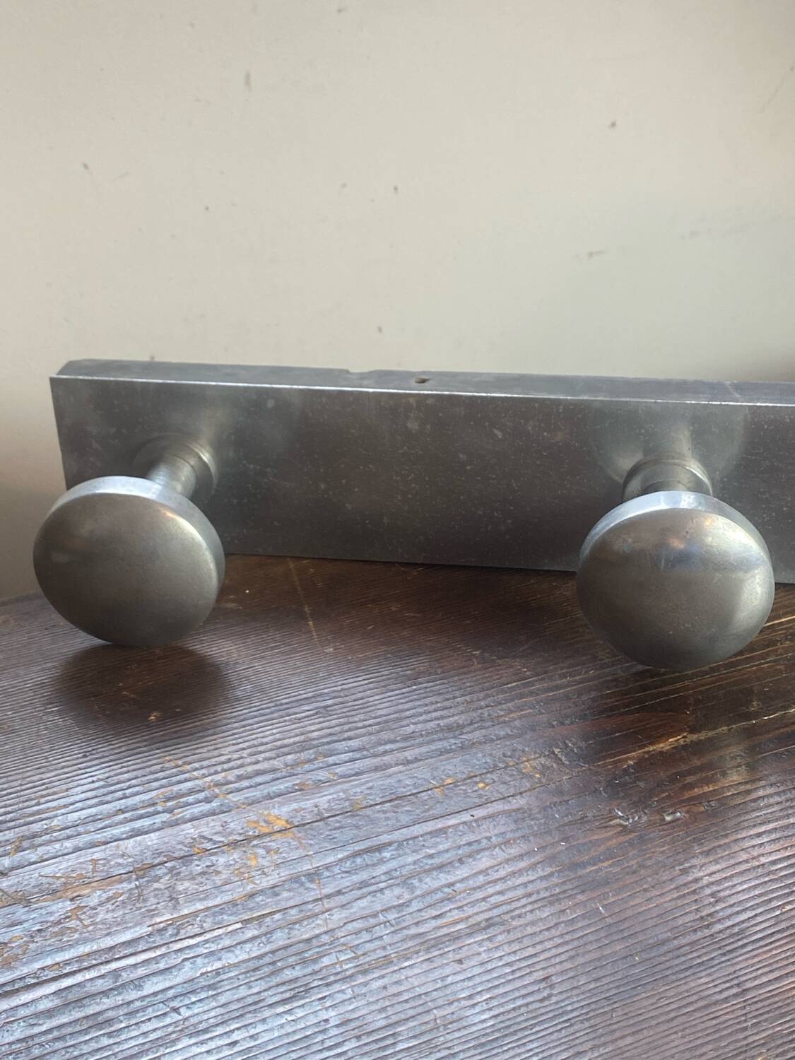 Patère en bois et aluminium