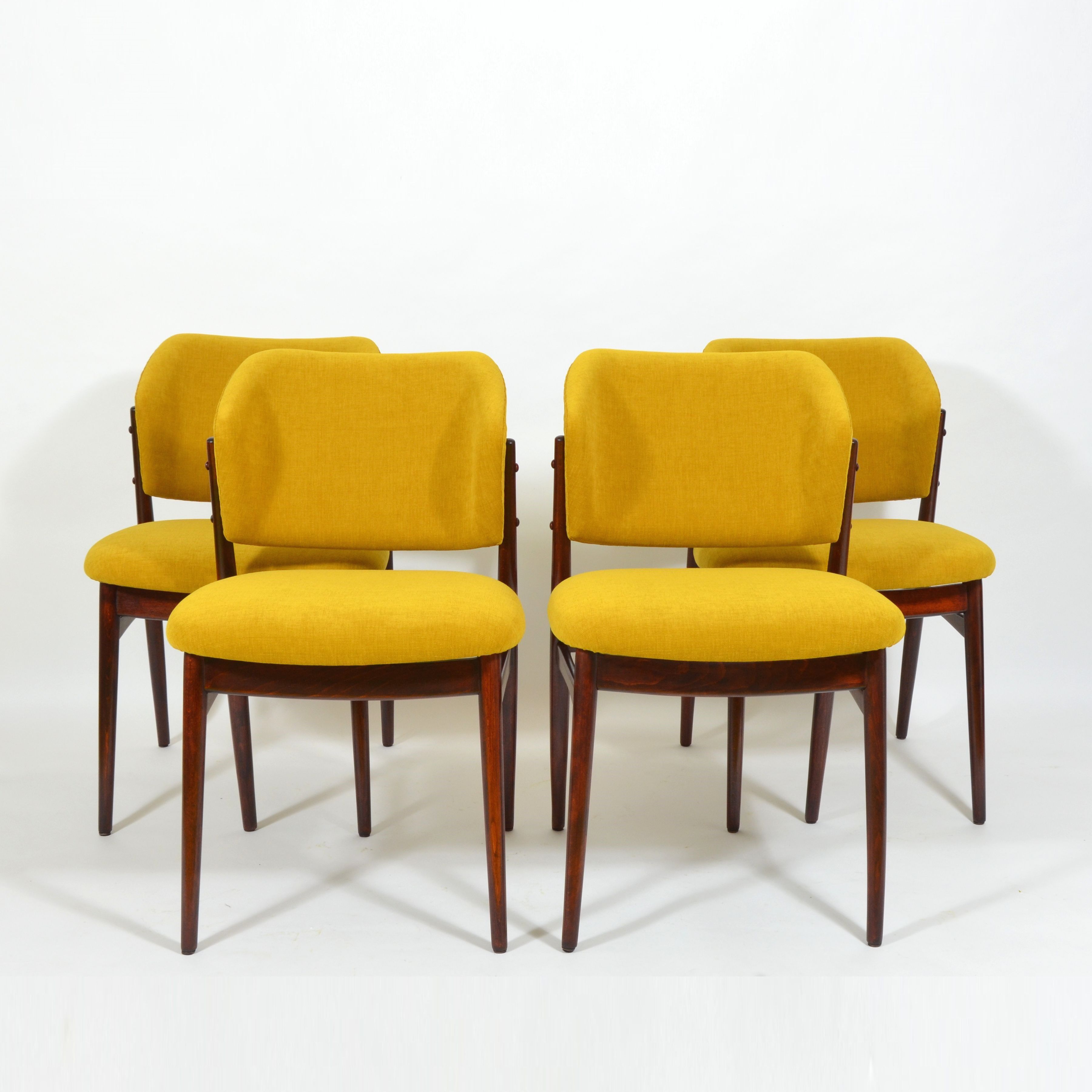 Ensemble de quatre chaises jaune
